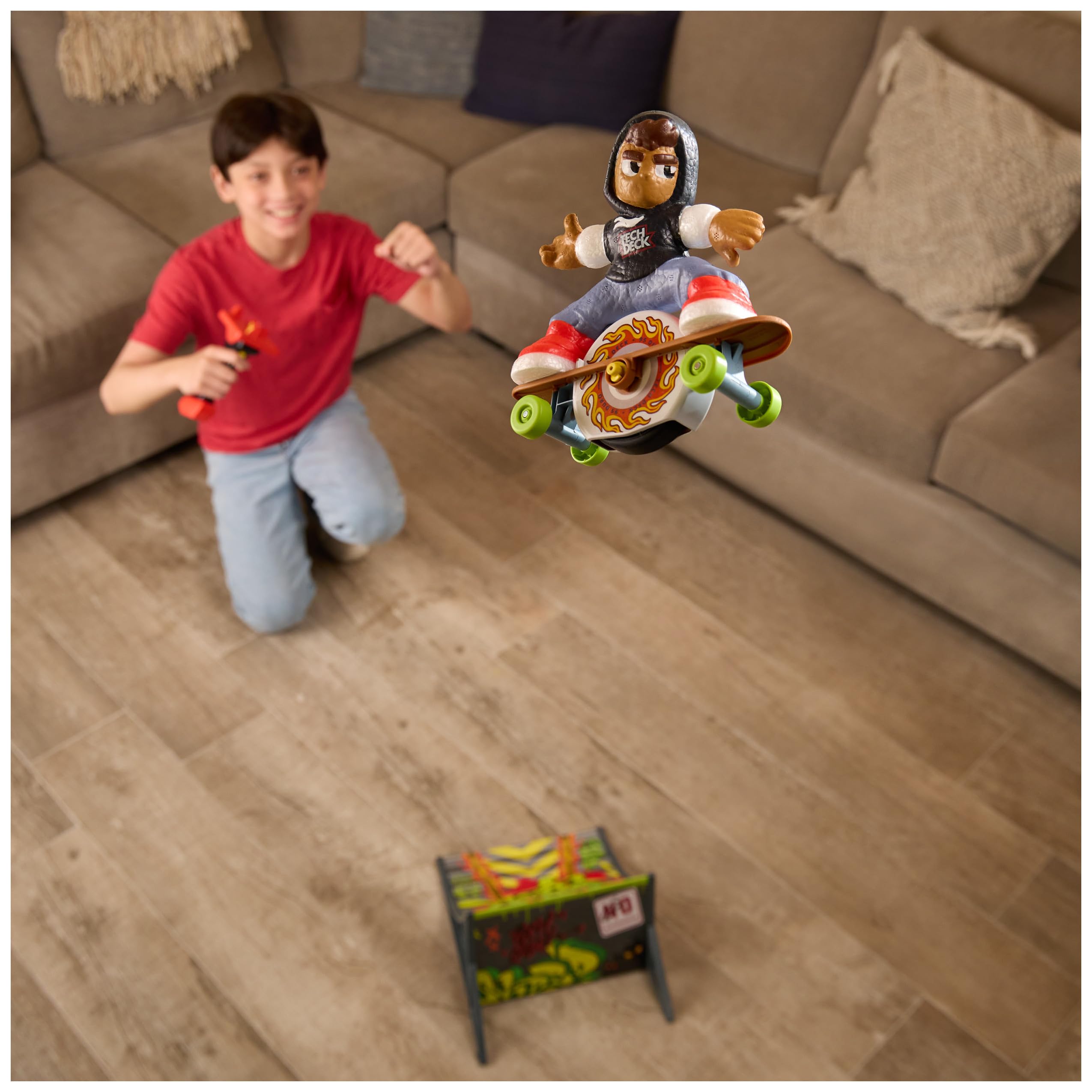 Tech Deck - Shred n' Blast Sk8Board mit aufziehbarem Skater und Rampe für gigantische Sprünge, bis zu 180cm hoch oder weit, für drinnen und draußen, empfohlen 2