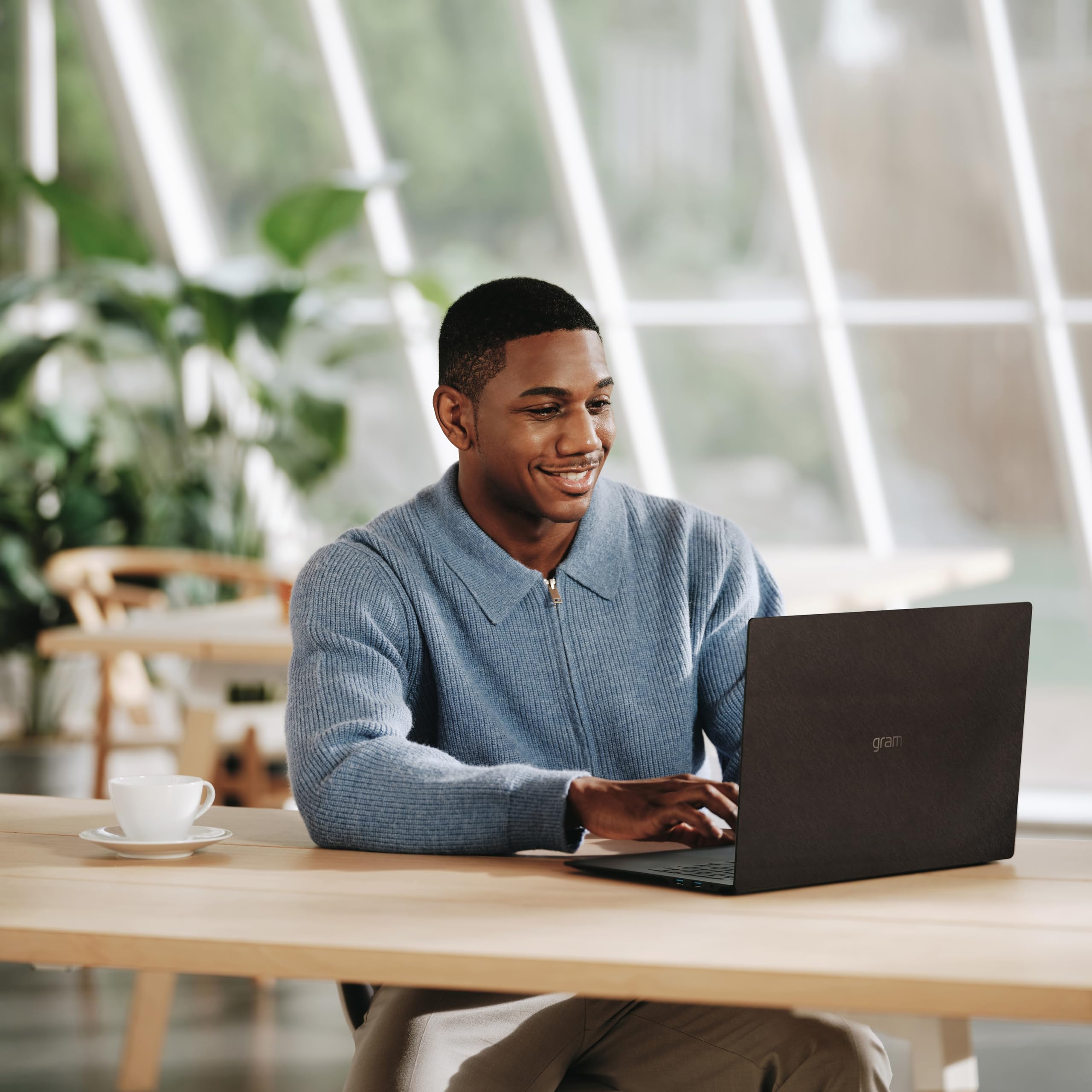 LG gram 16-inch Thin and Lightweight Laptop Computer, Copilot+ PC, Intel Evo Edition Powered by Intel Core Ultra9 288V Processor, Windows 11 Home, 32GB RAM, 2TB SSD - Obsidian Black