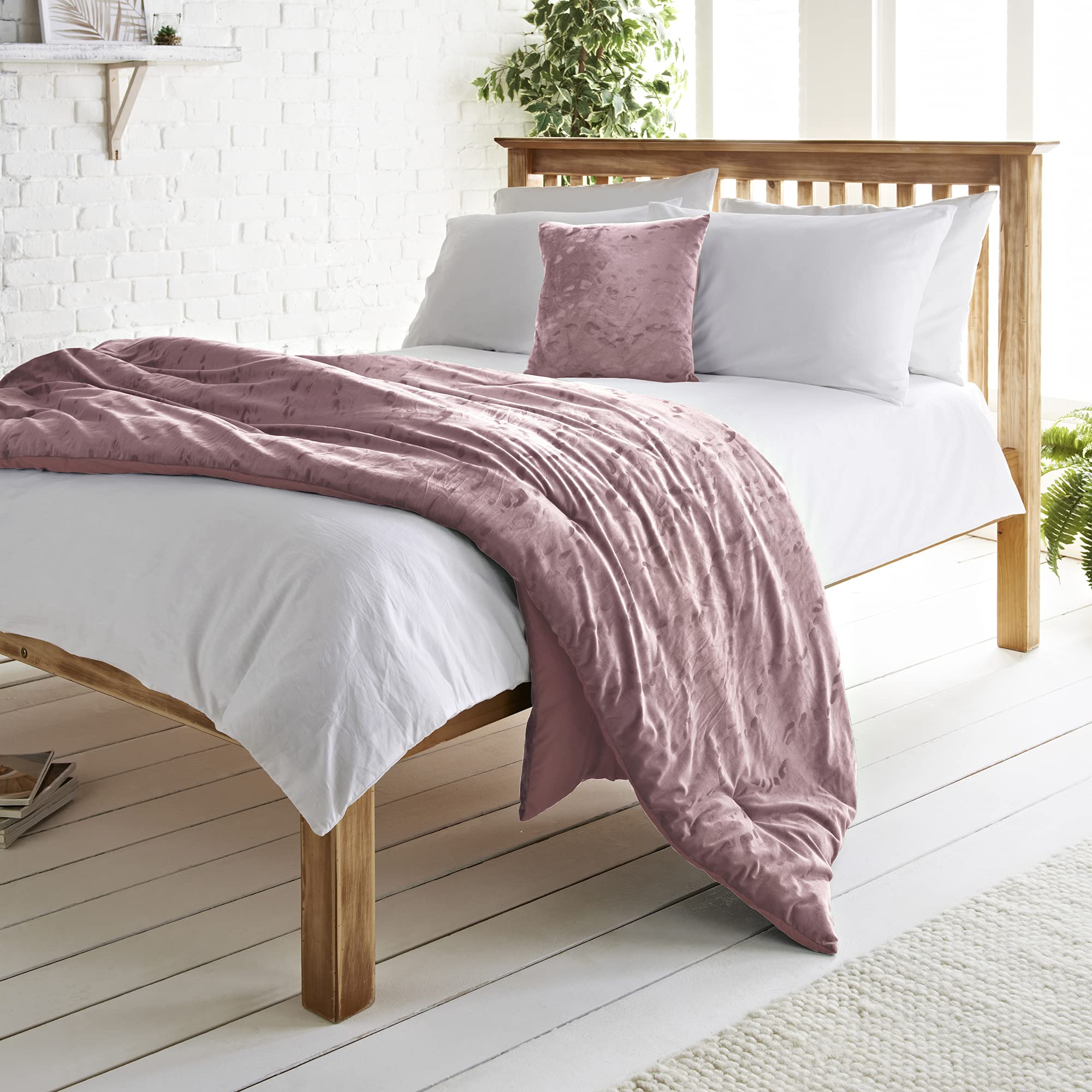 Cosmopolitan Velvet Touch Throw Opulent Leopard Print Blanket Sofa Bed Cover Adding Glam To Your Bedroom Home Decor Leopard Print - Plain Reverse Sophisticated Style Samoa Pink (140cmx200cm)