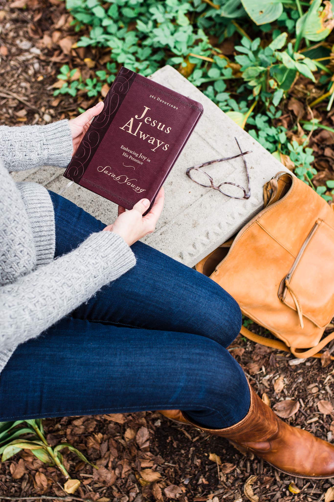 Jesus Always, Large Text Leathersoft, with Full Scriptures: Embracing Joy in His Presence (A 365-Day Devotional) Jesus Always, Large Text Leathersoft, with Full Scriptures: Embracing Joy in His Presence (A 365-Day Devotional) Imitation Leather