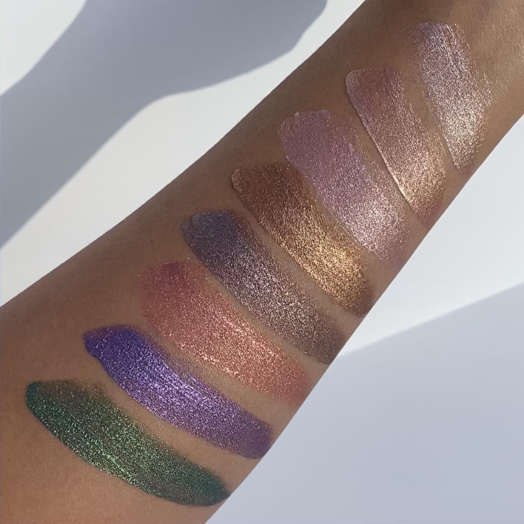 e.l.f. Liquid Metallic Eyeshadow, Quick-Drying, Long-Lasting, Gel-Based Formula For One-Swipe Pigmented Coverage, Vegan & Cruelty-Free, Aurora