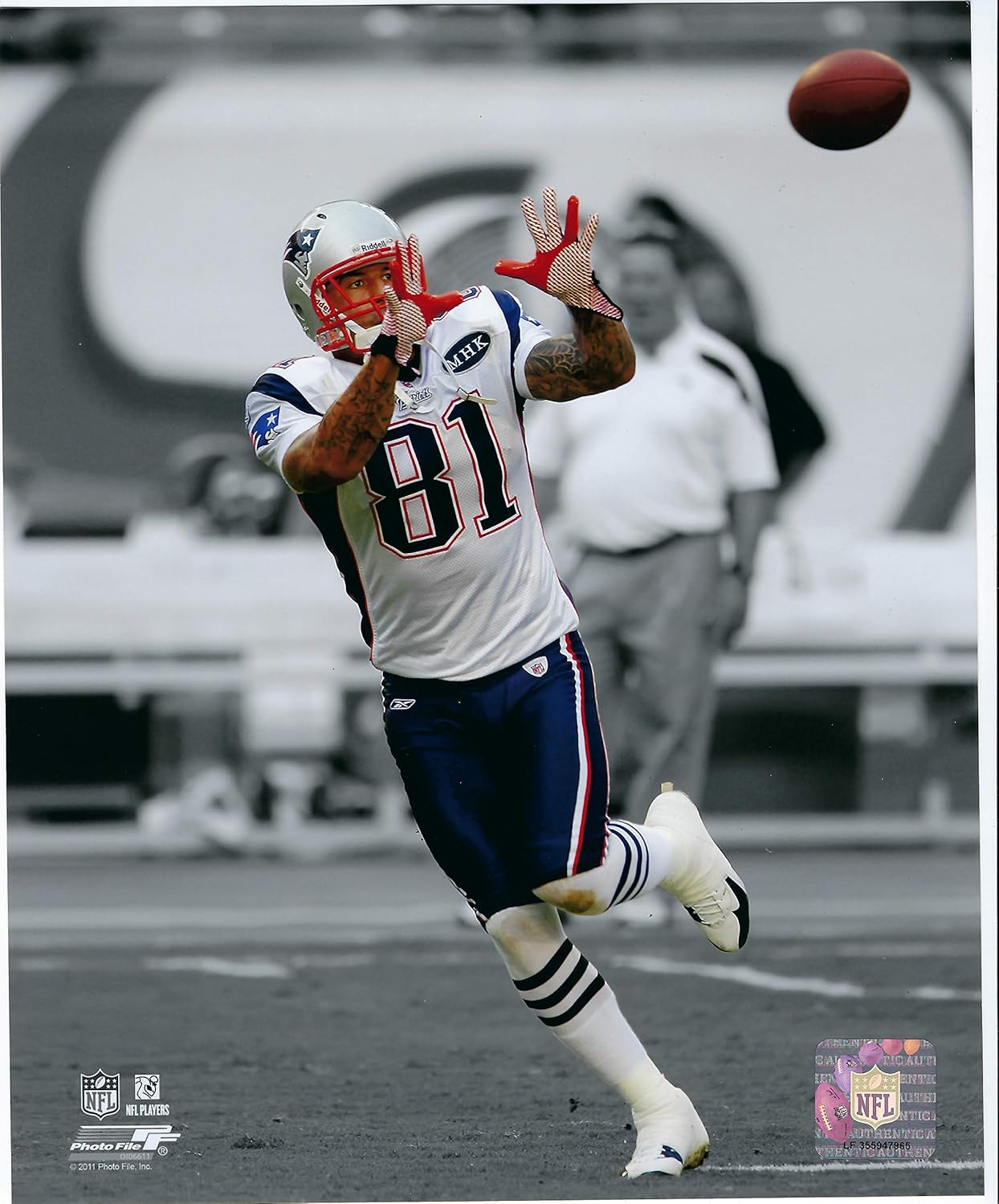 Amazon Com Aaron Hernandez New England Patriots Nfl Spotlight Action Photo Size 8 X 10 Posters Prints