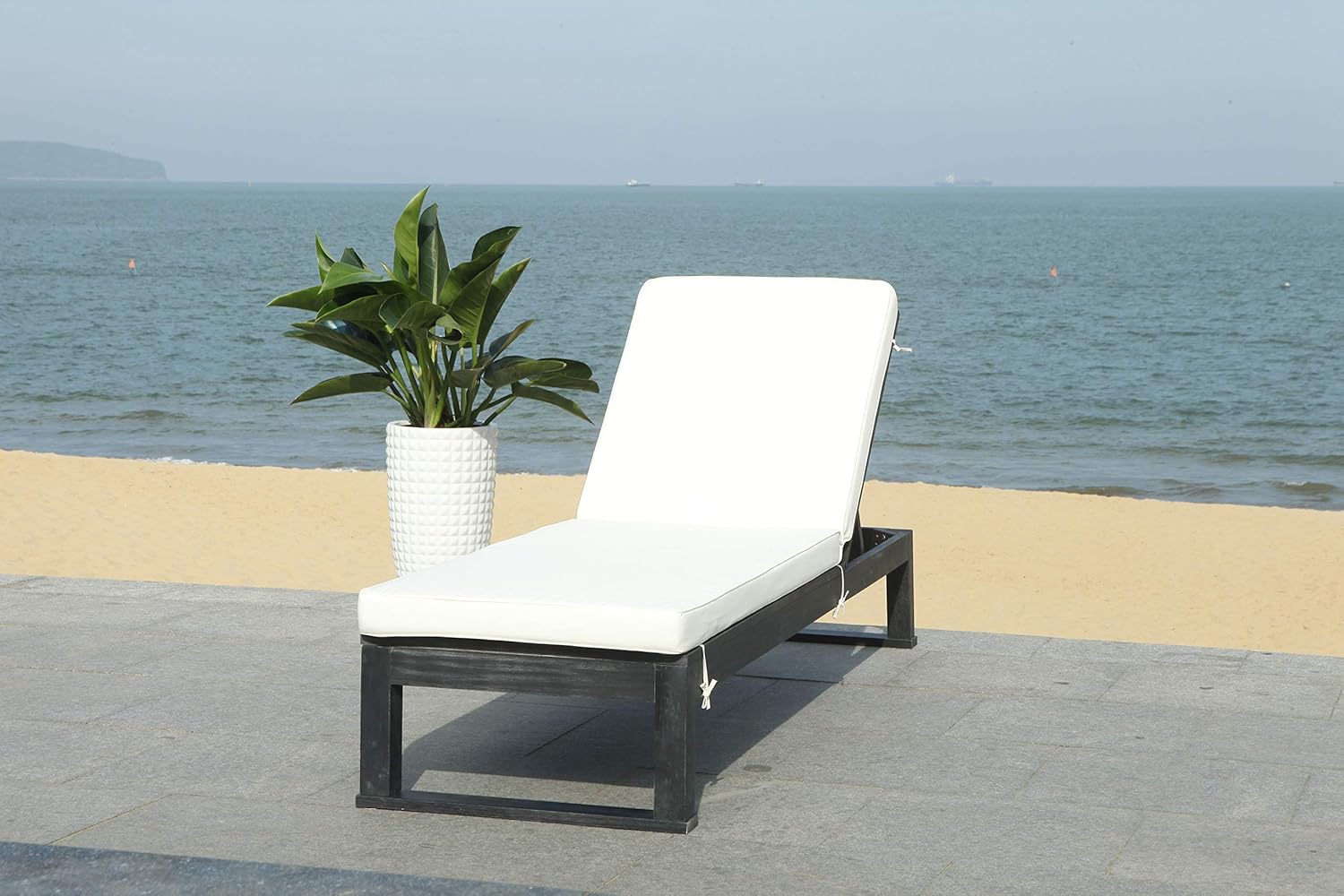 Amazon Com Safavieh Pat7024d Outdoor Collection Solano White
