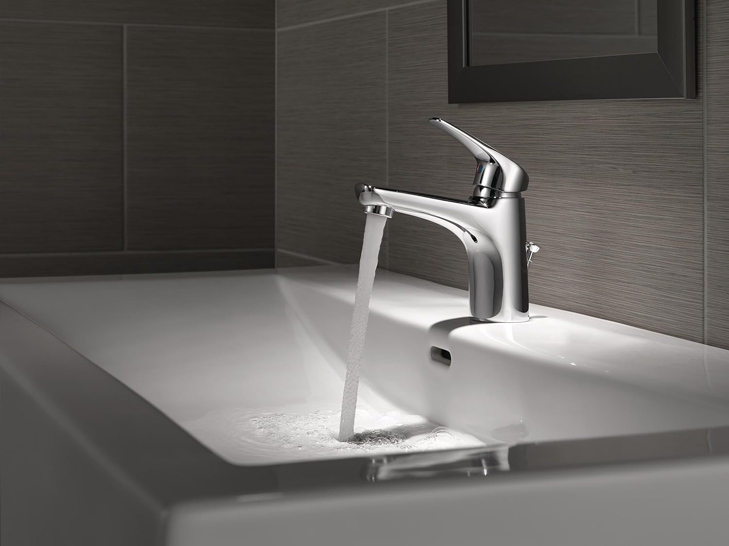 Delta Faucet Modern Single Hole Bathroom Faucet, Single Handle Bathroom Faucet Chrome, Bathroom Sink Faucet, Drain Assembly, Chrome 534LF-HGM-PP - - 