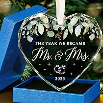 Ornement De Noël "Our 1st Christmas Married" En Verre - Souvenir Pour Jeunes Mariés - Diamètre 8 Cm