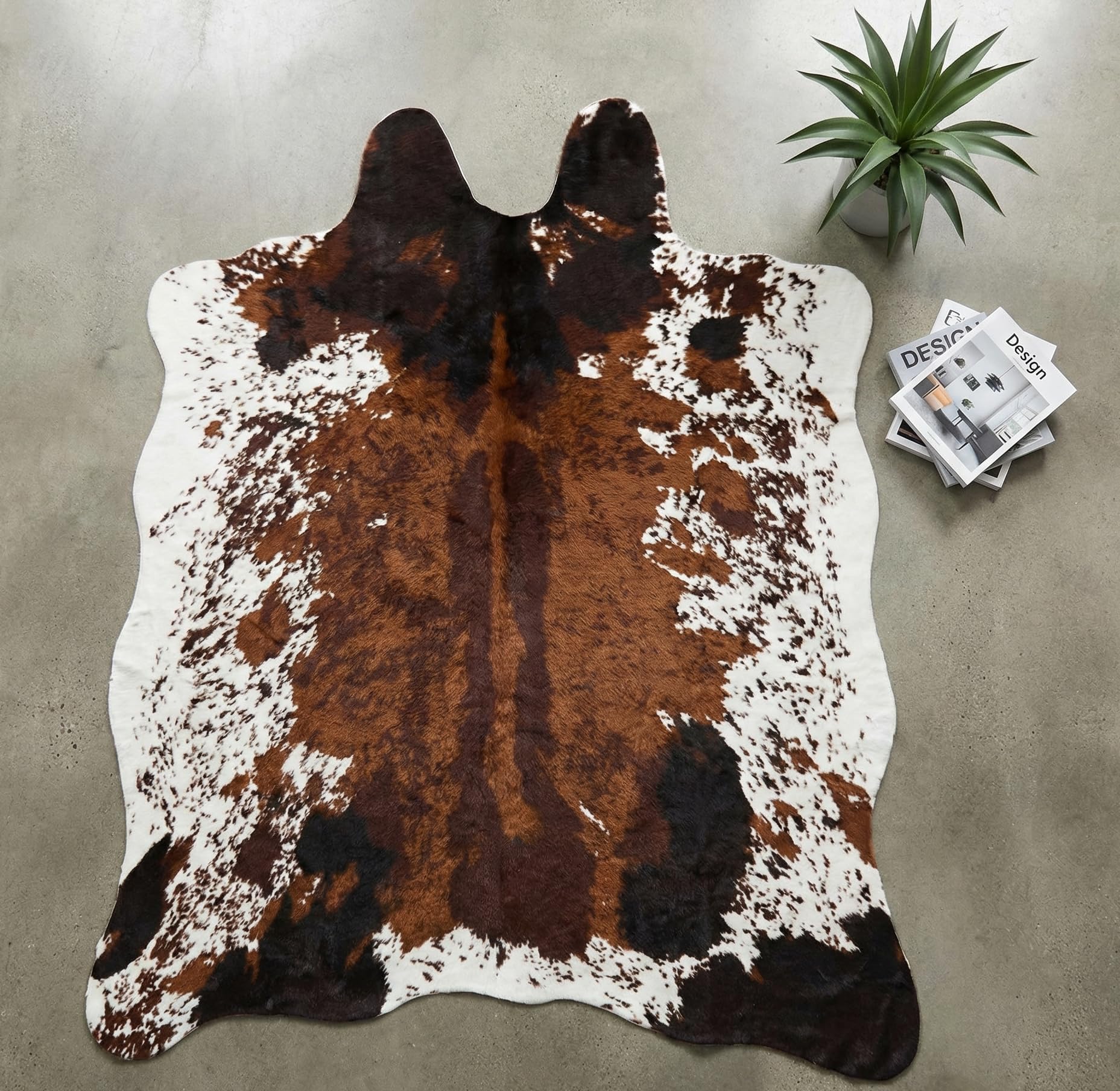 JACCAWS Naturmuster dreifarbiger Kunstrindsleder-Teppich groß (1,4 x 2 m) - Kuhfell-Teppich für Zuhause, Büro, Wohnzimmer, Schlafzimmer (Kuh)