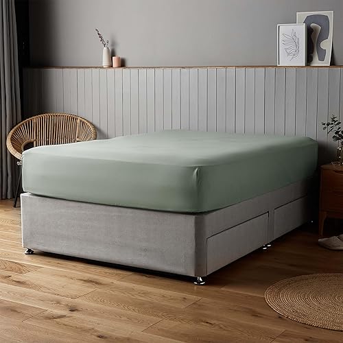 Silentnight Supersoft Natural Fitted Sheet - Cosy & Comfortable Delicate Touch - Luxurious Easy Care Microfibre with Elasticated Corners - Stylish & Modern Mattress Fitted Sheet, Single, Sage Green