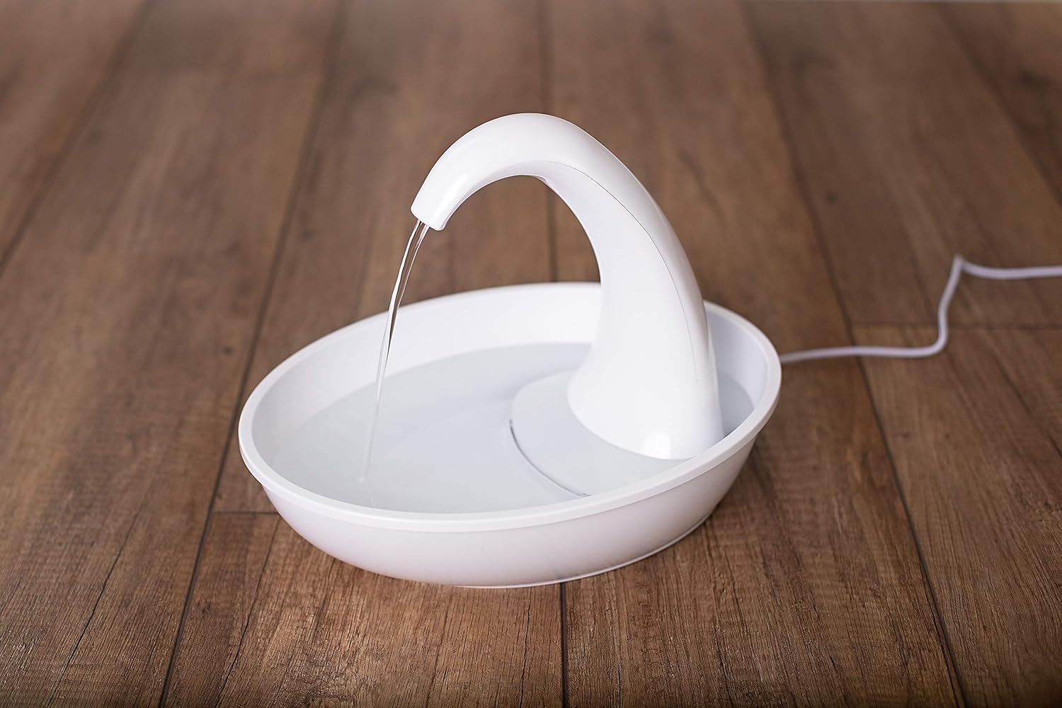 Pioneer Pet Swan Pet Drinking Fountain: 80oz Water Capacity (White Plastic) : Pet Supplies