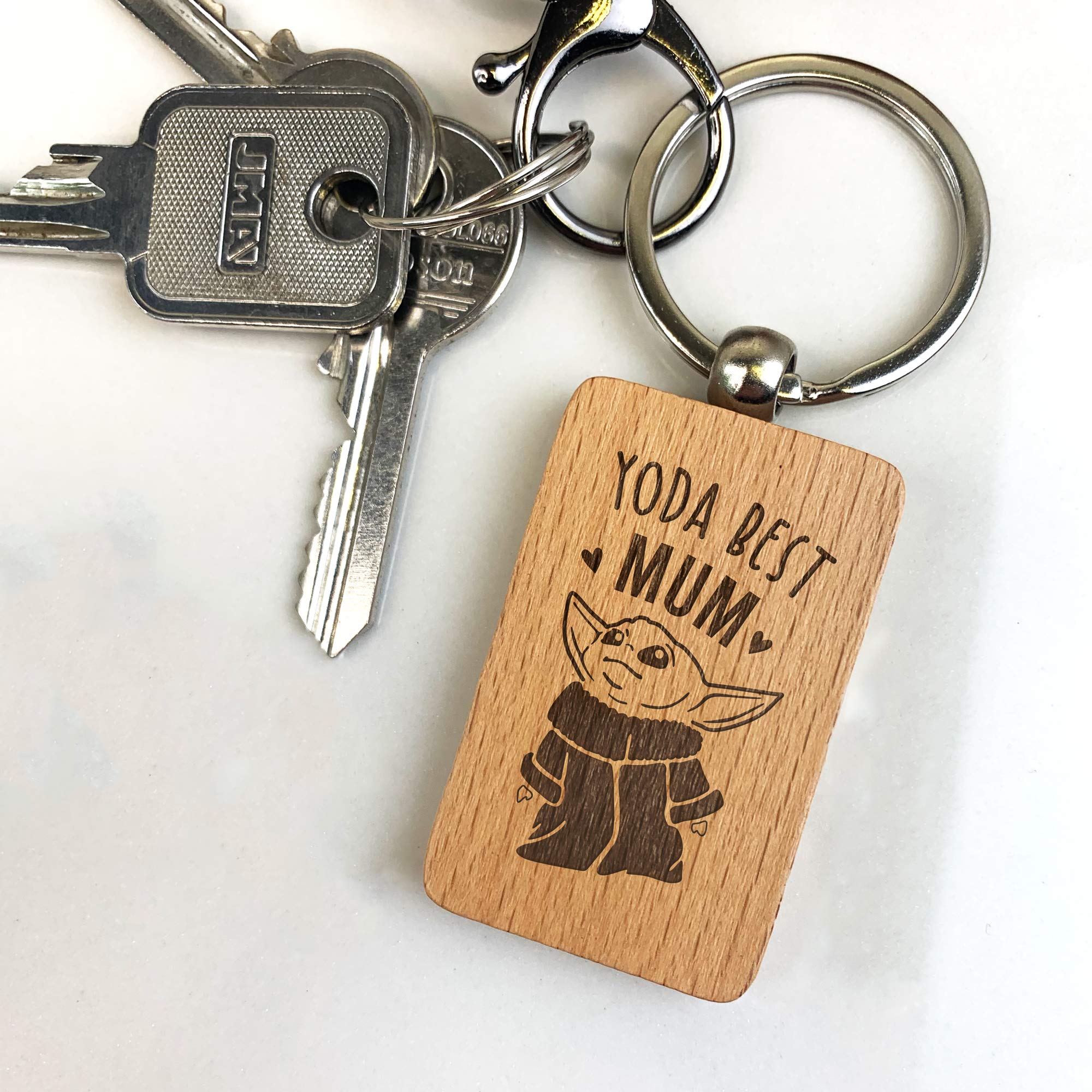 eBuyGB Personalised Wooden Rectangle Keyring, Star Wars Themed Engraved Baby Yoda Keychain, Gifts for Mum from Daughter, Son (Yoda Best Mum)