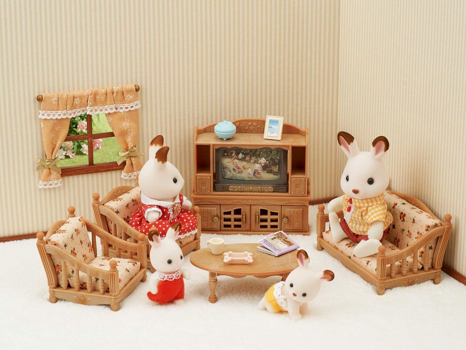 Amazon Com Calico Critters Comfy Living Room Set Toys Games