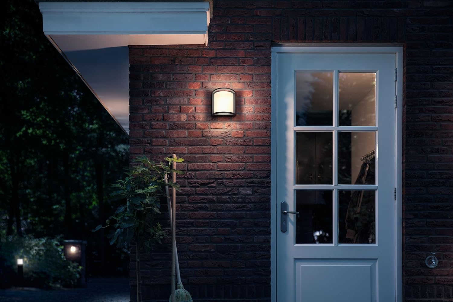 Philips Samondra LED Outdoor Wall Light, 12W, 1,300 lm, 2,700 K Warm White Light, Built-in LED, IP44 Weather-resistant - Image 5