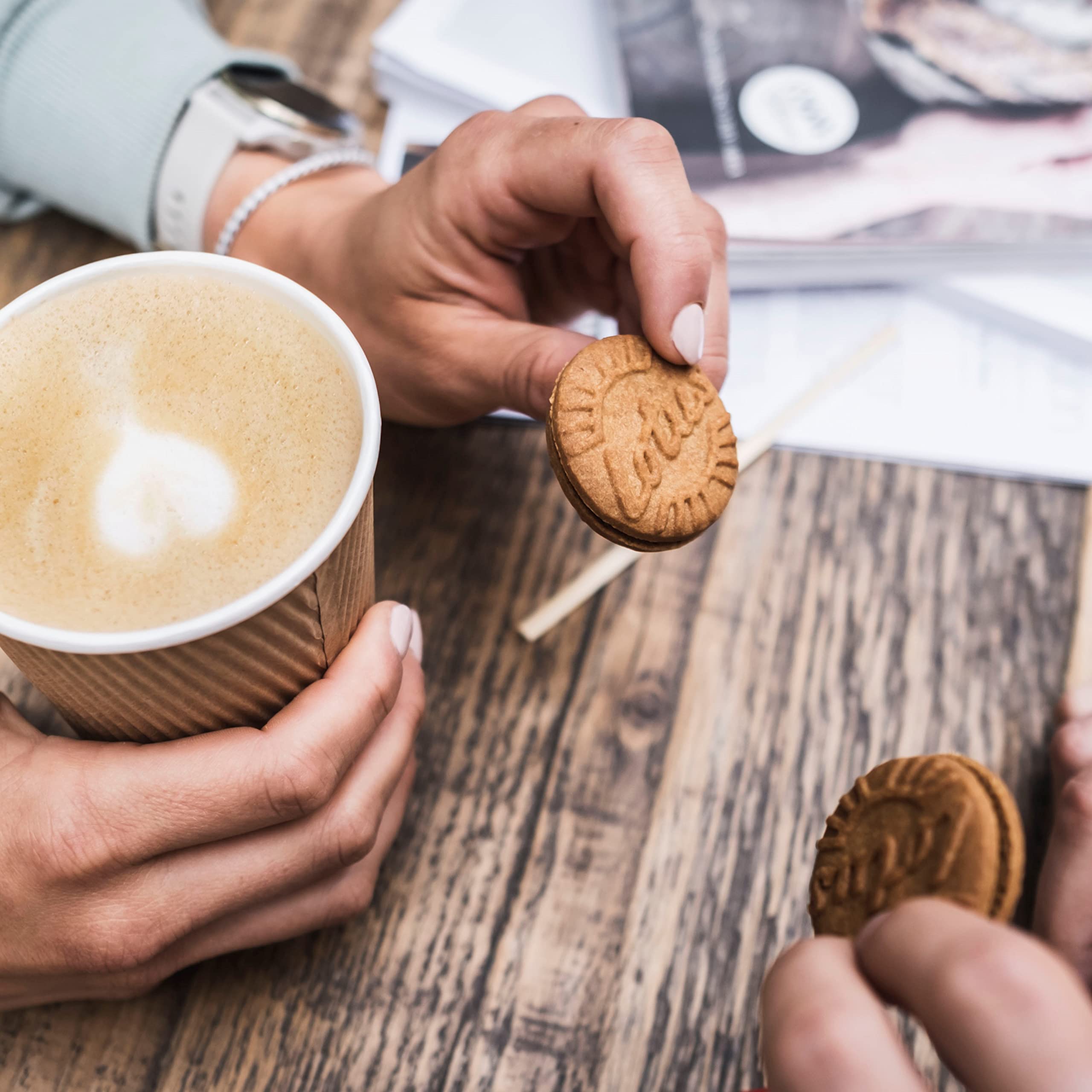 Lotus Biscoff | Sandwich-Doppelkekse mit Biscoff-Cremefüllung | 15 Sandwich-Kekse pro Packung | Nur Natürliche Inhaltsstoffe | Vegan | Ohne Farbstoffe oder Zugesetzte Aromen | 9x150g | 1,35 kg 5