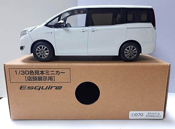 Amazon Co Jp 非売品 トヨタ Toyota Esquire エスクァイア 80系後期 ミニカー 1 30スケール 店頭用色見本 カラーサンプル 070 ホワイトパールクリスタルシャイン 車 バイク