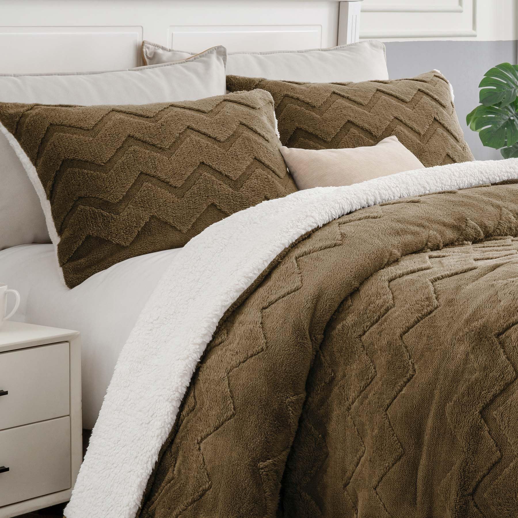 BEDELITE Fluffy Twin Comforter Set - Super Soft Sherpa Brown Comforter for Twin Size Bed, Luxury Warm Bedding Set for Winter, Fuzzy Bed Set 2 Piece (1 Comforter, 1 Pillowcase) Image