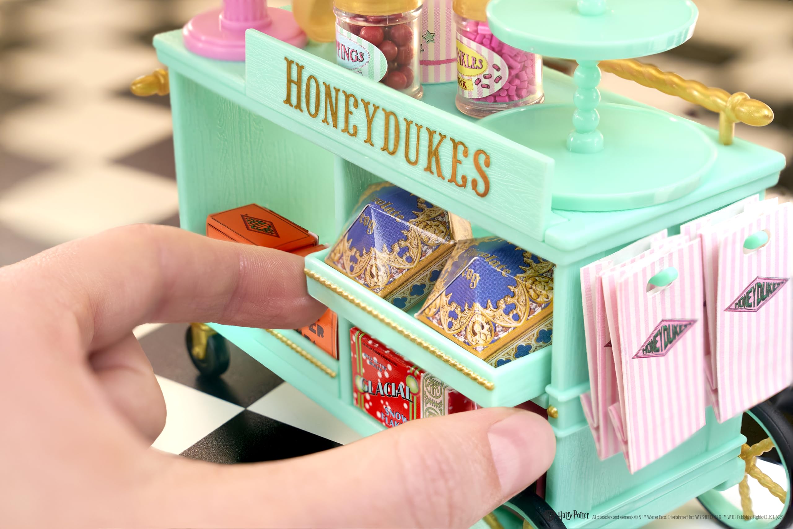 MGA's Miniverse Make It Mini Honeydukes Trolley- Harry Potter Mini-Sammlerstücke, 50+ Teile, Kunstharz-Bastelspiel, Nachgebildete Lebensmittel, Für Sammler & Kinder ab 8, Nicht ESSBAR 6