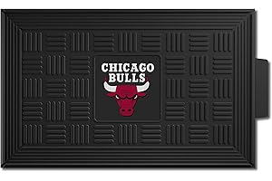 FANMATS 11404 Chicago Bulls Heavy Duty Vinyl Medallion Outdoor Door Mat - 19.5in. x 31in.