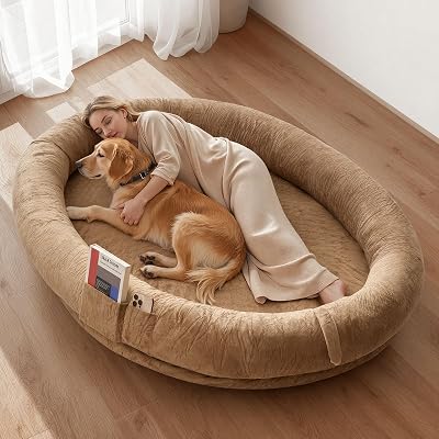 Letto Stile Cane per Umani Amici Pelosi da 1770 x 1230 x 240 mm, Letto per Cani a Misura Umana, con Tasca Laterale, Maniglia e Cerniera, Fodera Rimovibile e Lavabile in Lavatrice, Pelo Corto