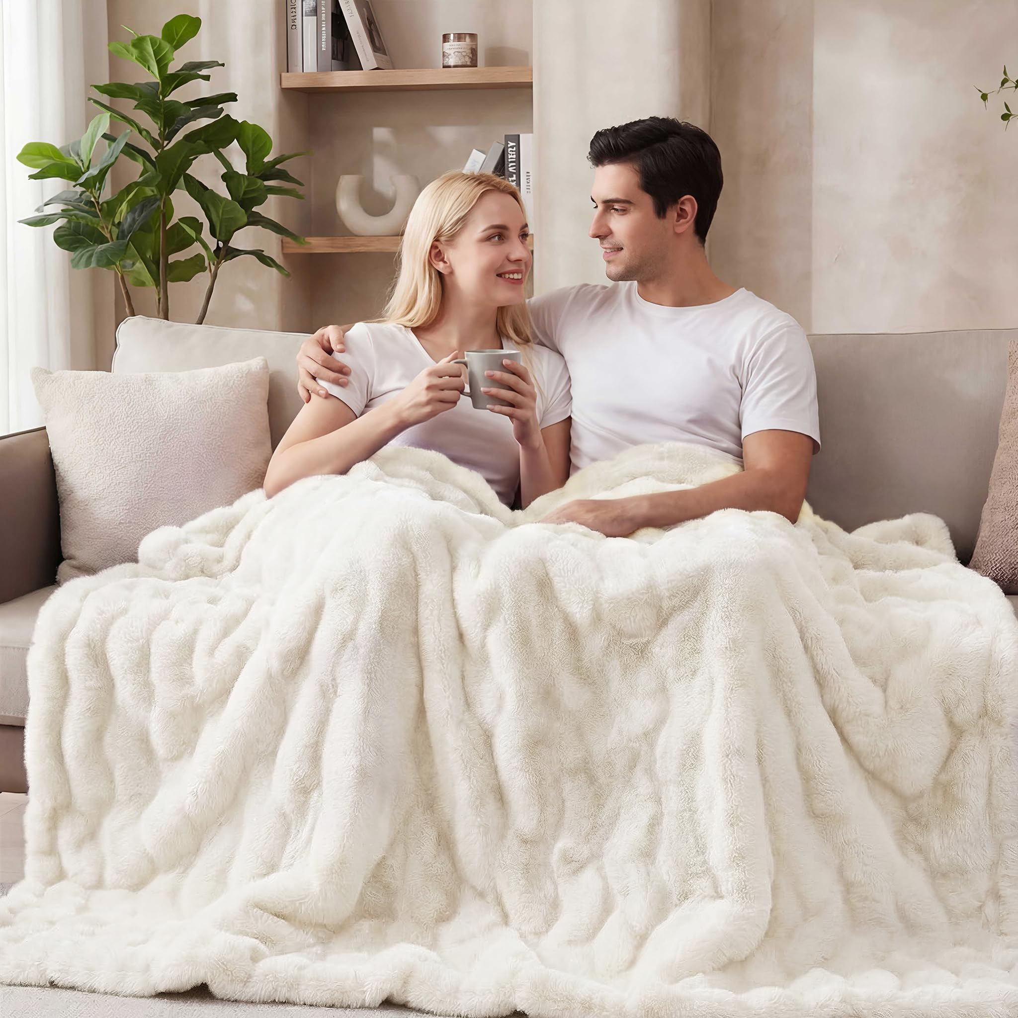 ORINOVA Flauschige Decke Beige 130x150 cm Kunstfell Kuscheldecke Flauschig Felldecke Warm Decken Plüschdecke Sofadecke Kuschelig Wohndecke Bett Fleecedecke 3