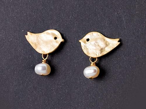 Niedliche Perlen-Ohrringe/Zierlicher Perlen-Schmuck: Matt vergoldete Vogel-Ohrstecker mit echten Süßwasser-Perlen; Vögelchen-