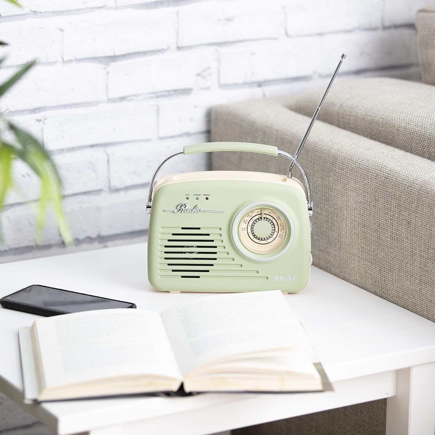 Akai A60014VSG Vintage Radio with AM and FM Radio Functions, Built-in USB, Crystal Clear 5 W Mono Speaker, 220 V/50 Hz - Image 5
