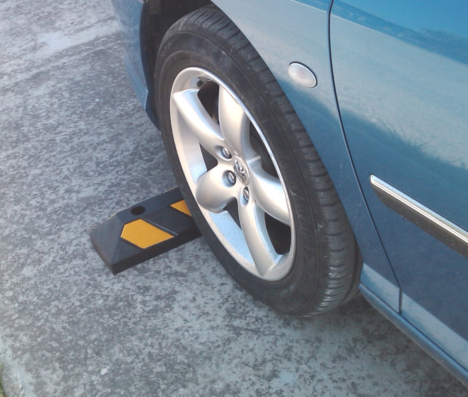 SNS SAFETY LTD RWS-4 Rubber Parking Wheel Stop for Car Parks and Garages, Black and Yellow Color, 21.6"x5.9"x3.9" (2 Pack)