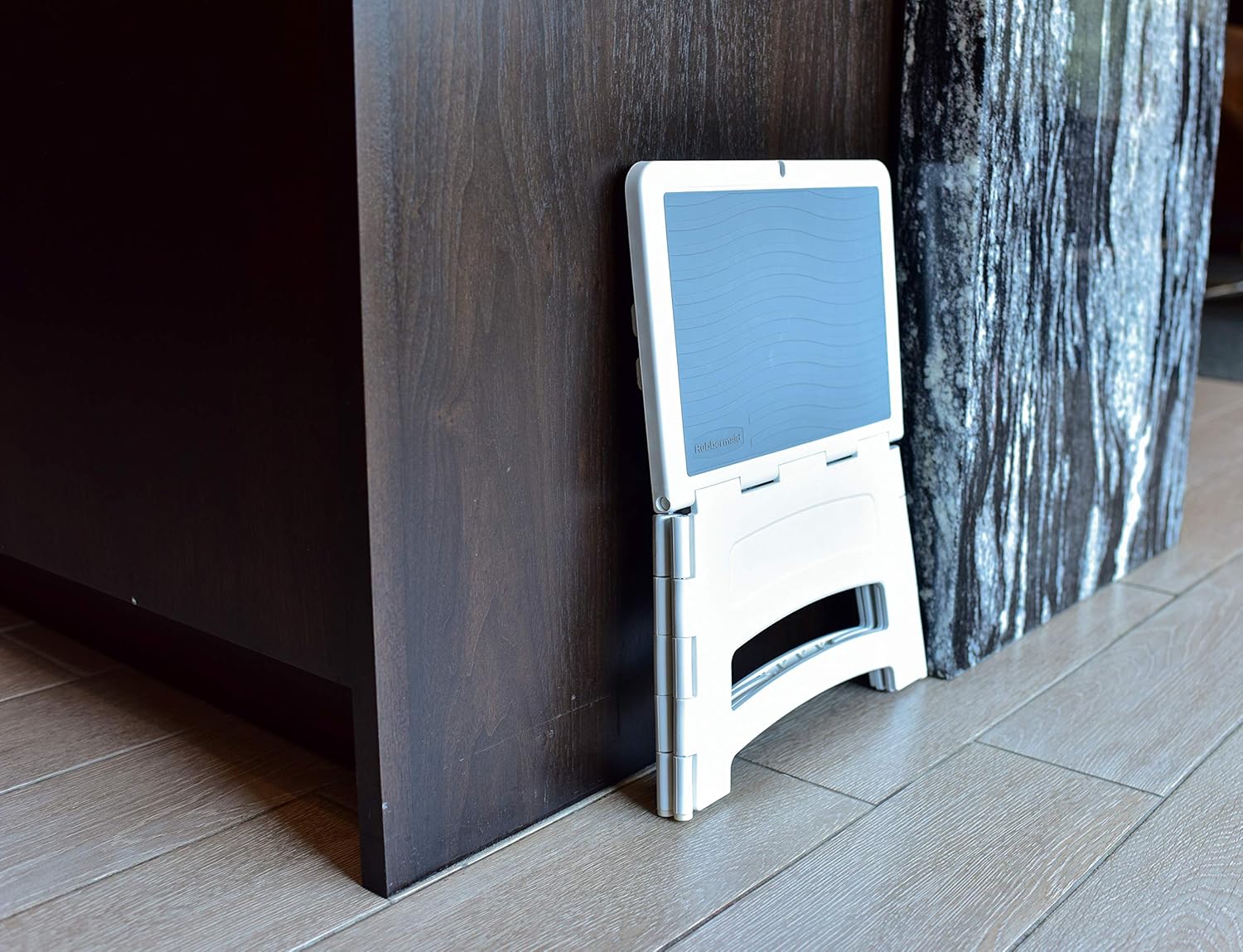 Rubbermaid RM-PL1W Folding 1-Step Plastic Stool, 300-pound Capacity, White: Home Improvement