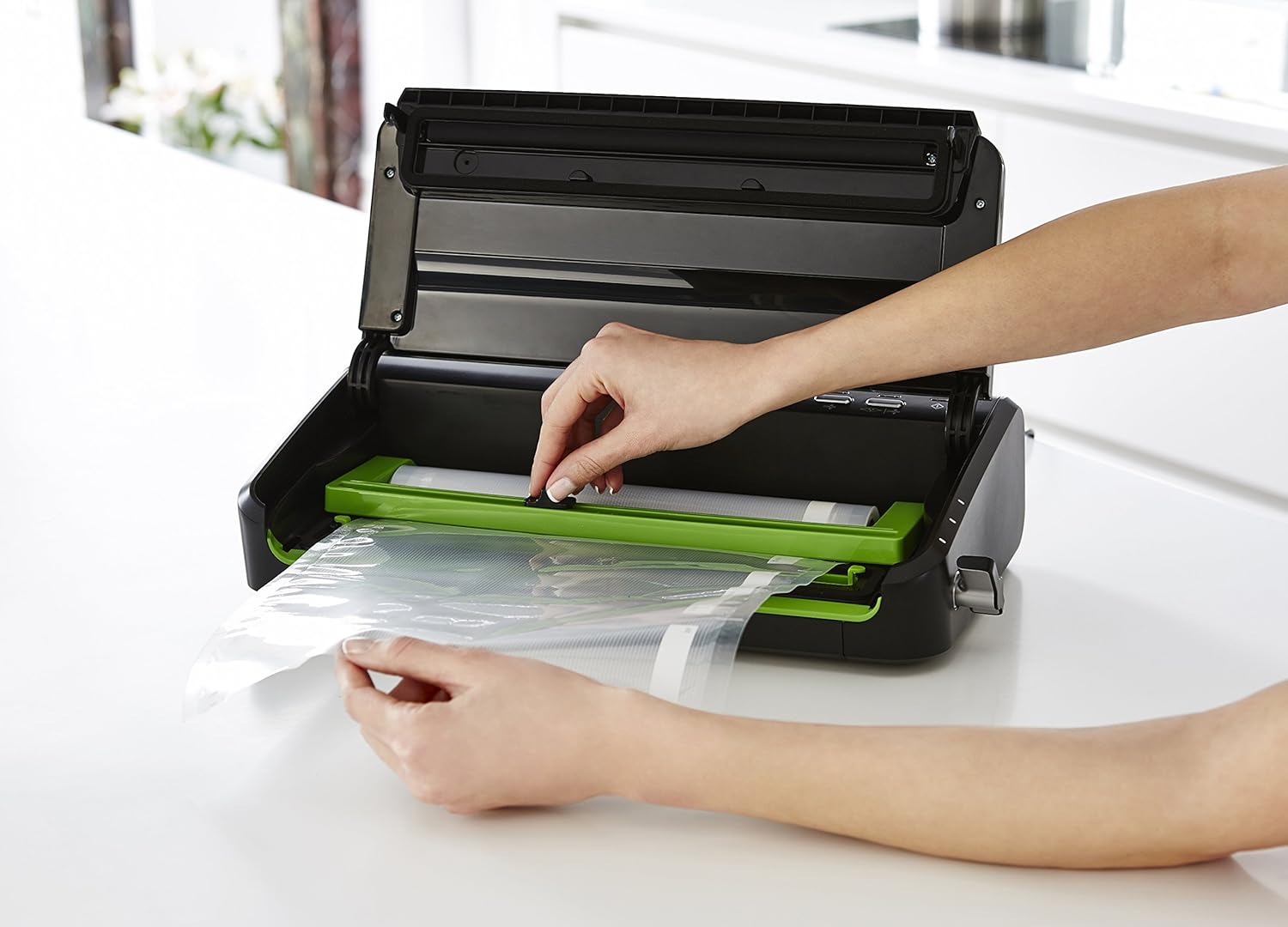 Foodsaver FFS005 Vacuum Sealing System with Roll Storage