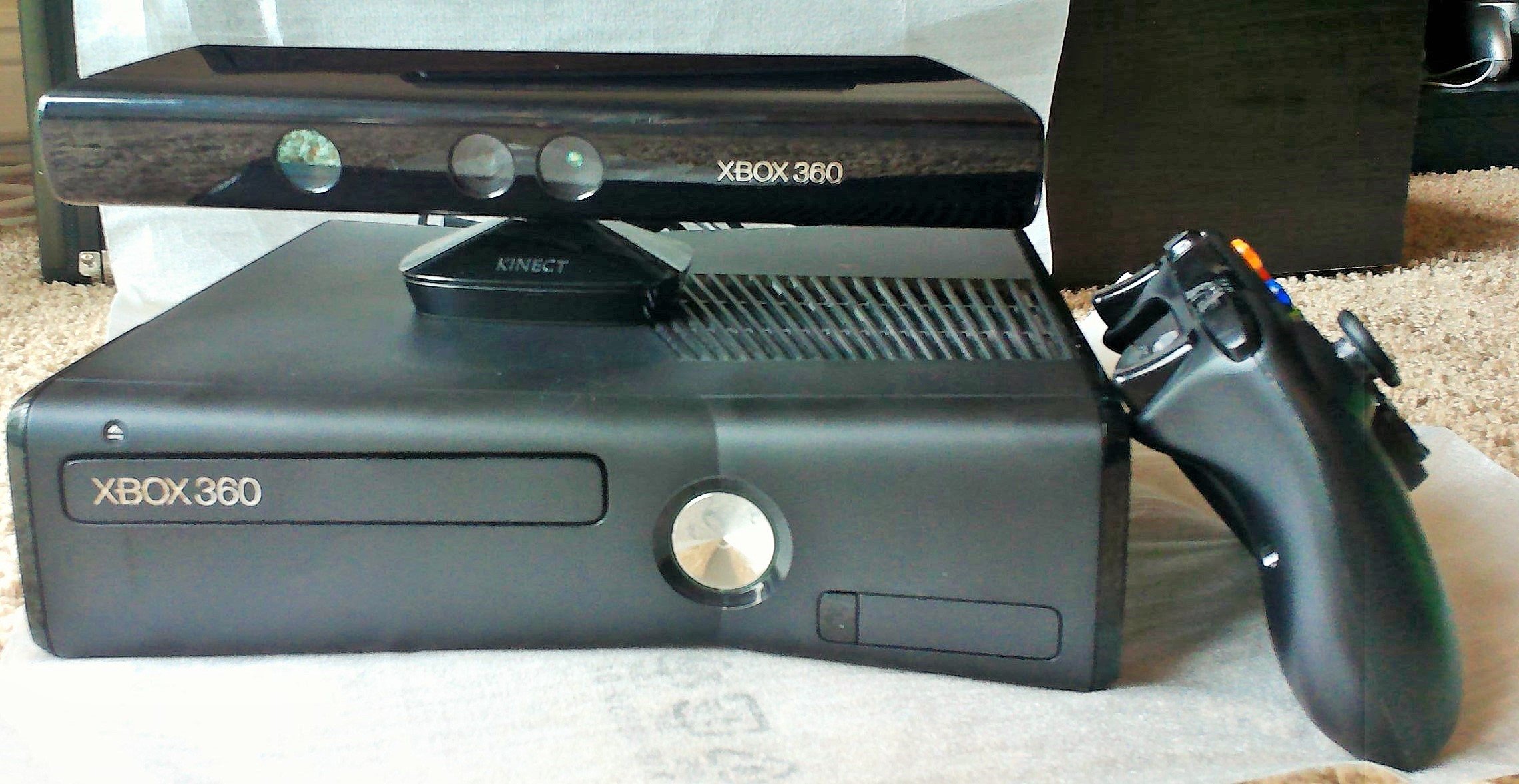 Microsoft Xbox 360 S 250GB System Kinect Bundle