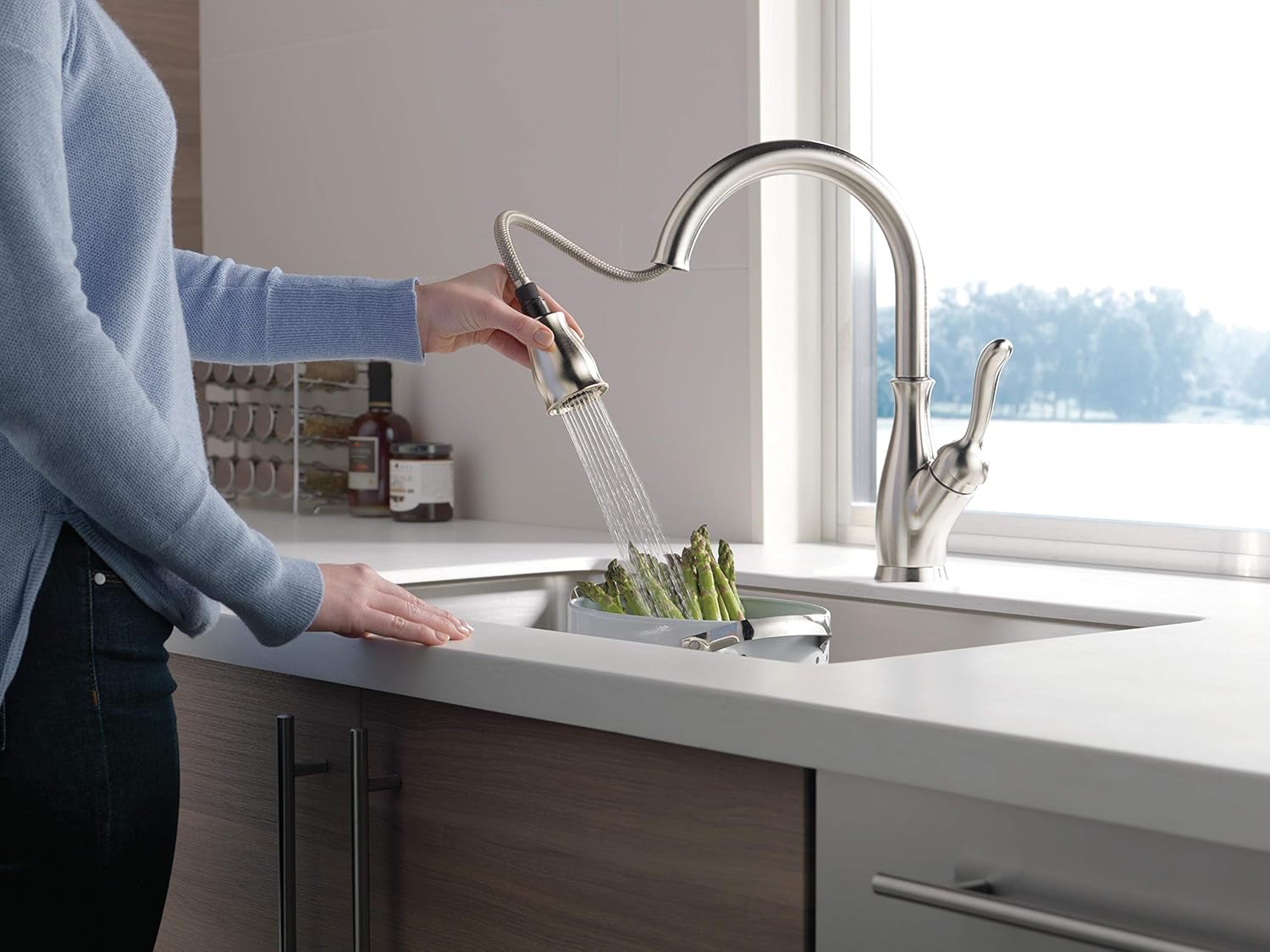 Delta Faucet Leland Single-Handle Kitchen Sink Faucet with Pull Down Sprayer, ShieldSpray Technology and Magnetic Docking Spray Head, SpotShield Stainless 9178-SP-DST - - 
