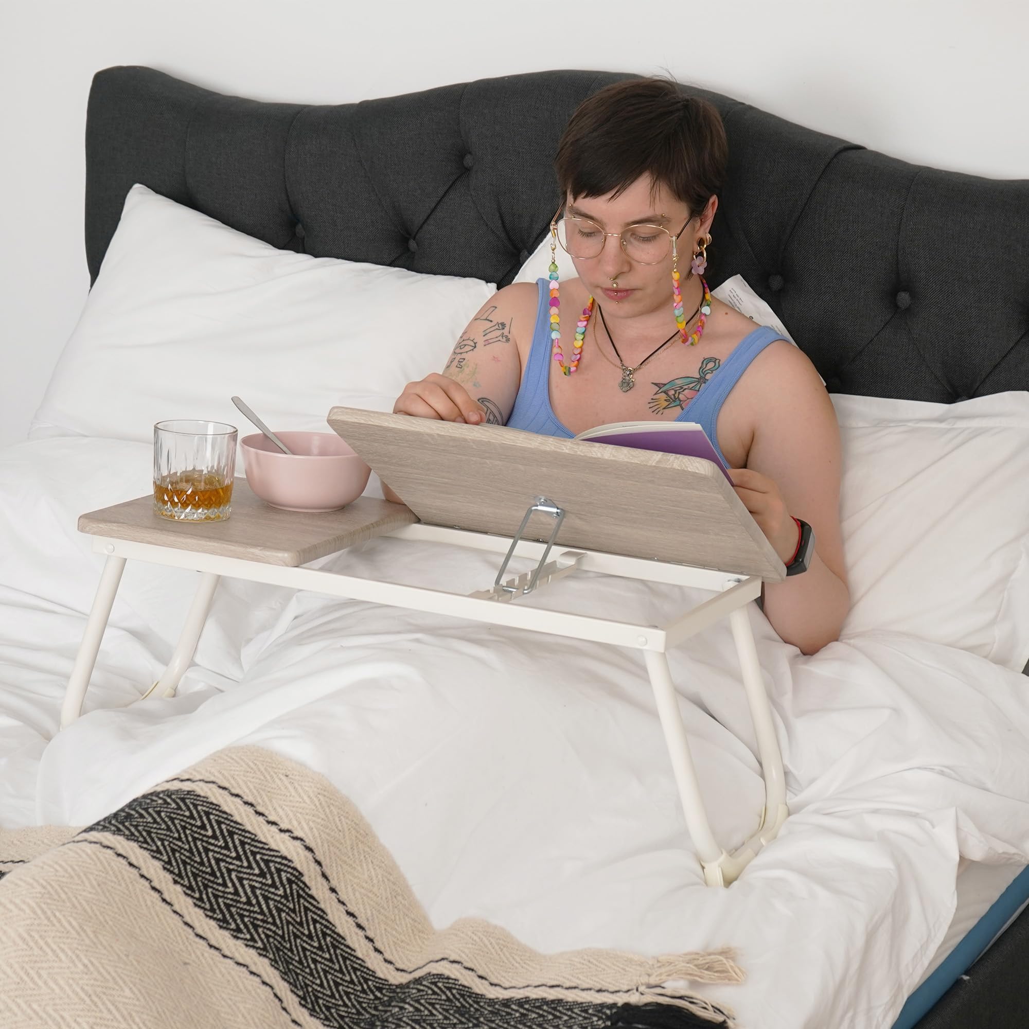 MEUBLE Cosy Laptoptisch Frühstückstablett Höhenverstellbar Betttisch Laptopständer mit klappbaren Beinen für Sofa und Bett, Naturfarben + Weiß, 65x30x27.5cm 2