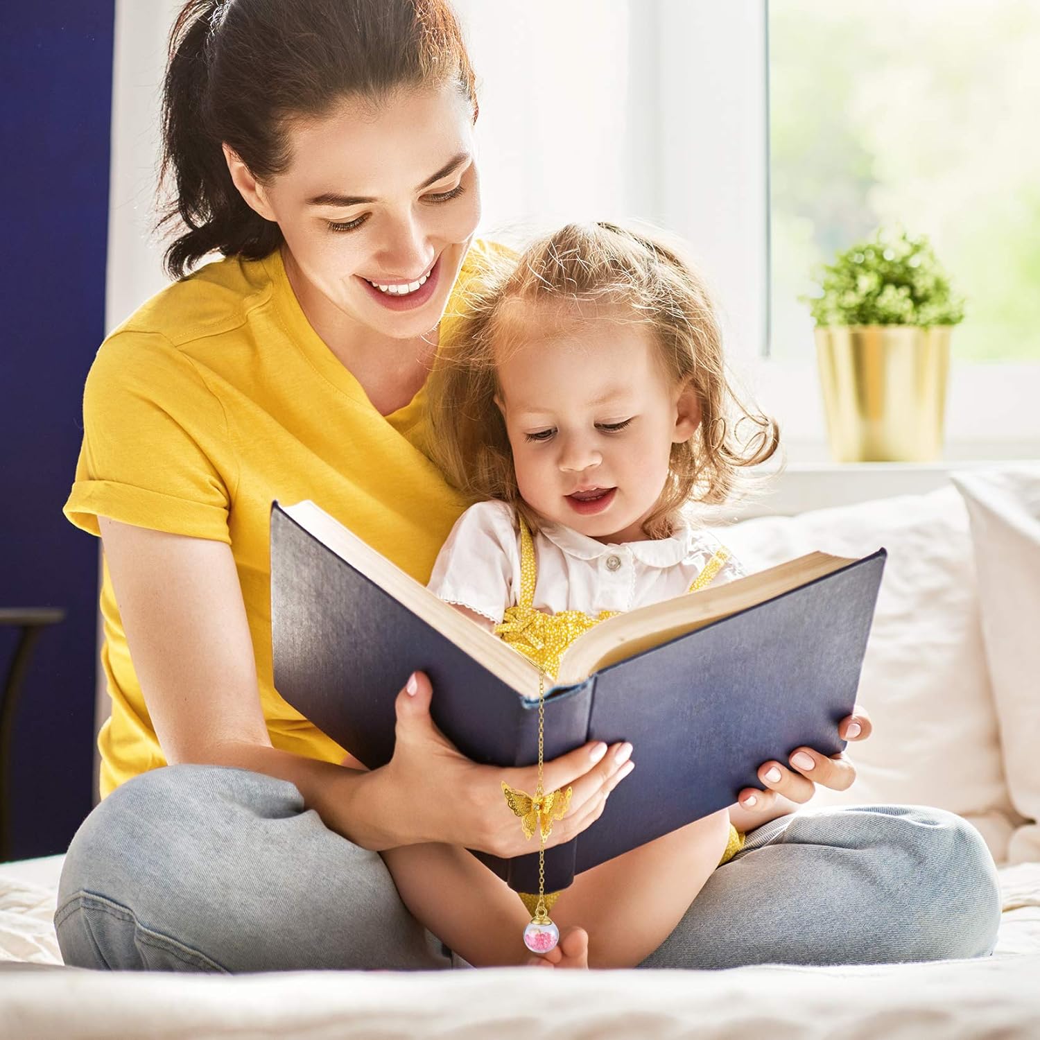 Мама читает сказку ребенку. Чтение родителей и детей. Чтение книг детям. Детские книги для семейного чтения вслух. Мама читает книгу ребенку.