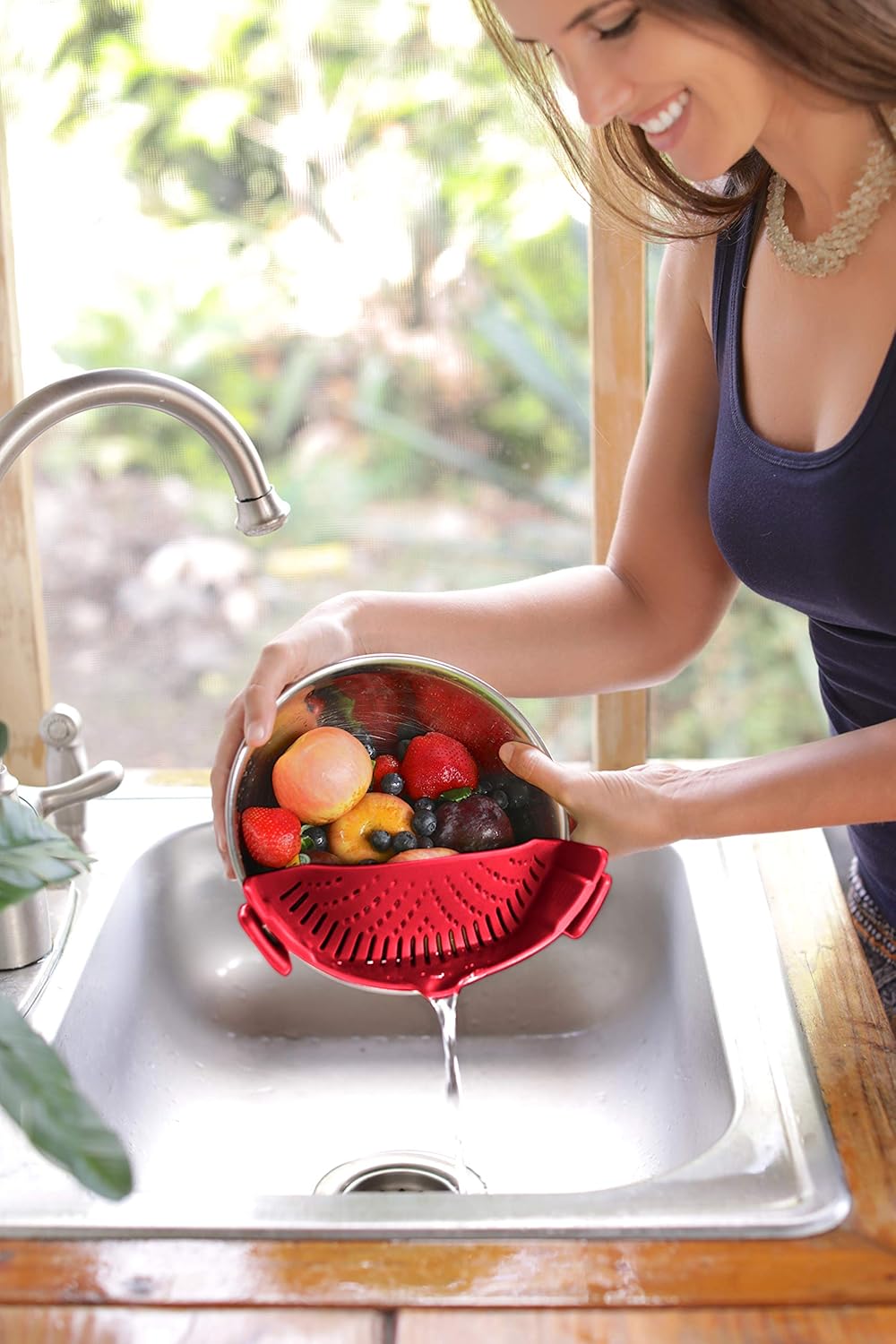 Amazon Com Clip On Kitchen Food Strainer For Spaghetti Pasta Ground Beef Grease Colander Sieve Snaps On Bowls Pots And Pans Set Includes Silicone Strainer Brush Garlic Peeler By Salbree Dark