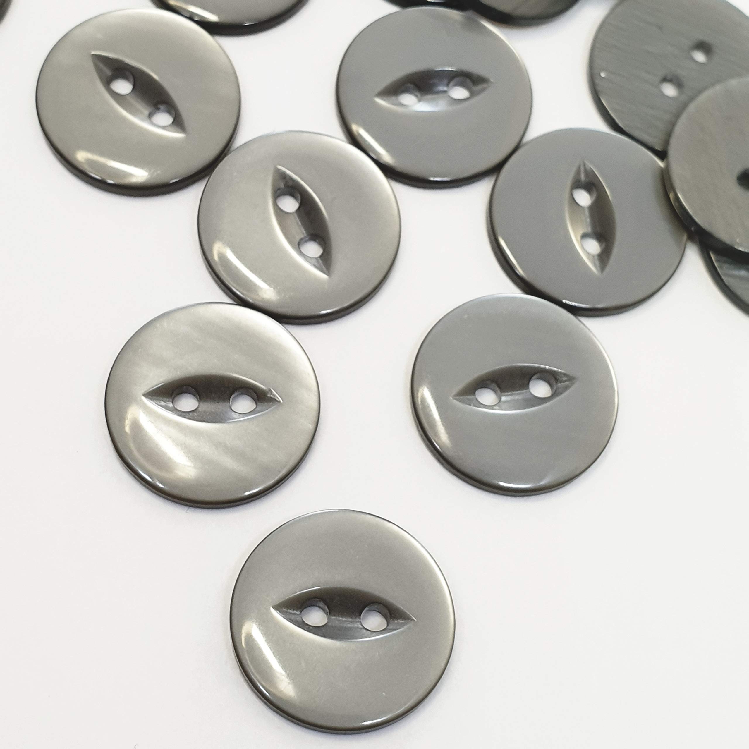 MajorCrafts 50pcs 19mm Grey Fish Eye 2 Holes Round Acrylic Sewing Buttons Needlework Arts and Crafts Embellishments