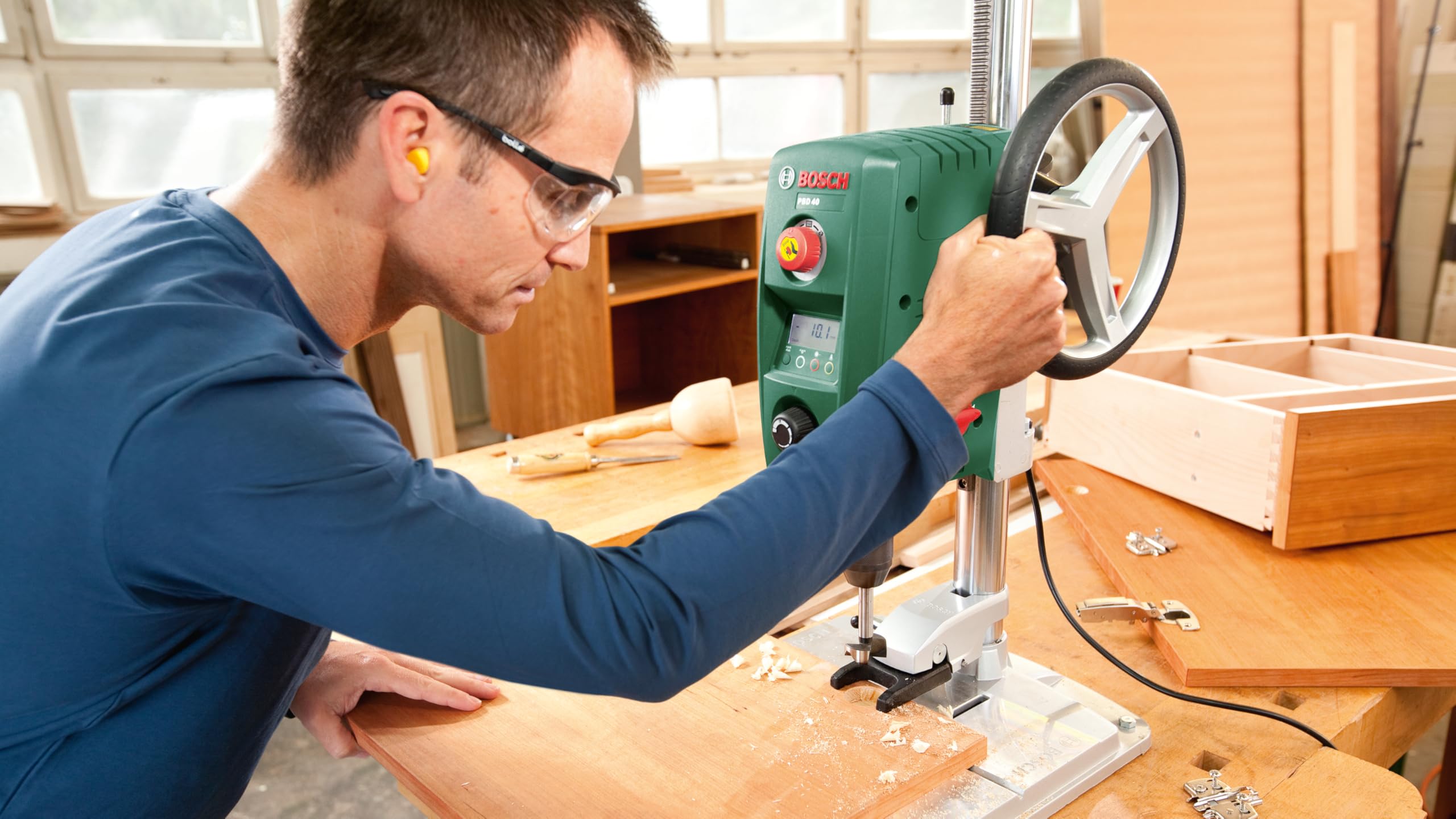 Bosch Tischbohrmaschine PBD 40 (710 W, Max. Bohr-Ø in Stahl/Holz: 13 mm/40 mm, Bohrhub 90mm, im Karton) 3