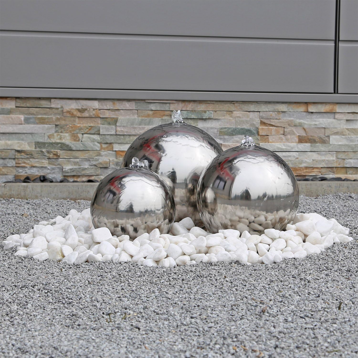 Edelstahl Kugelbrunnen ESB2 Gartenbrunnen inkl. LED Beleuchtung mit 3 Edelstahl Kugeln poliert, Komplettset mit Pumpe, Wasserbecken, LED Leuchten, Verteilern und Schläuchen, Außenbereich, 12V AC