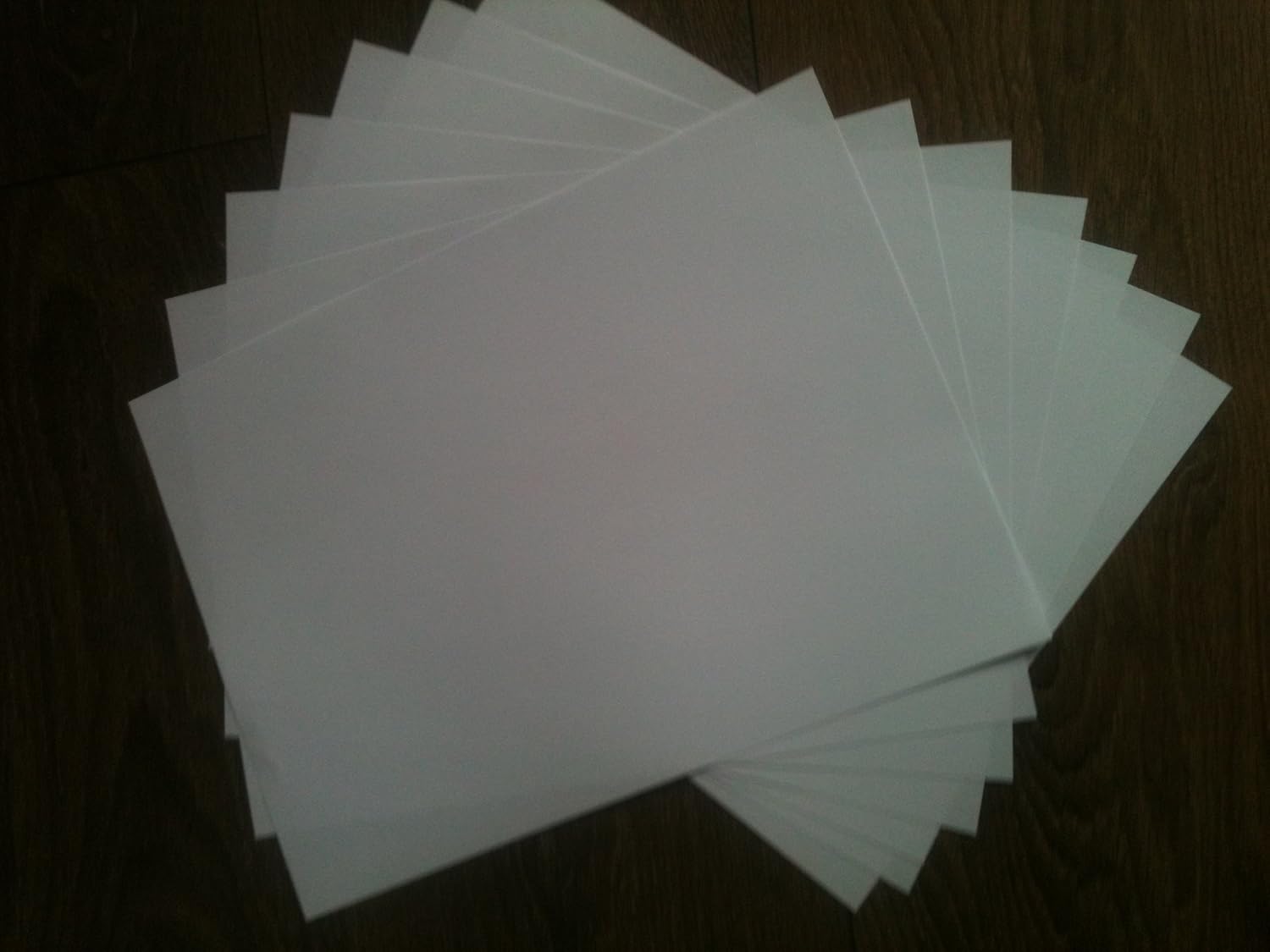 40 Sheets of A4 sized photo paper in a HIGH GLOSSY finish. Thickness 150gsm. Double sided. Print