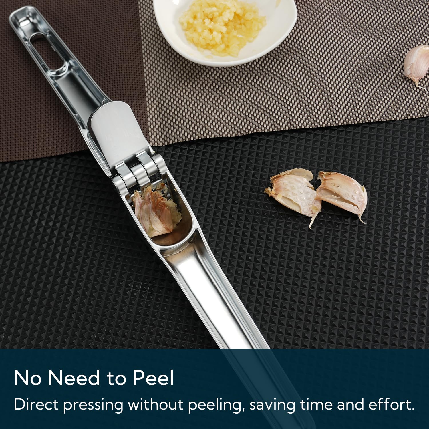 KITCHENDAO Hochleistungs-Knoblauchpresse mit integriertem Schaber und Reinigungsschieber, Knoblauchzerkleinerer aus Zinklegierung, Garlic Press mit großem Behälter (Kein Schälen Nötig) 6