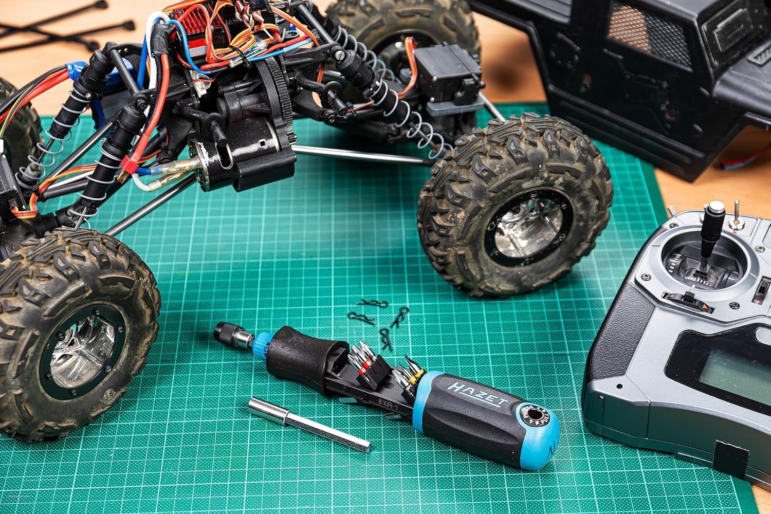 HAZET Bit Ratschen-Schraubendreher 810R-3 | integriertes Bithalter-Magazin mit 12 Bits - Ratschenfunktion umstellbar oder Verwendung als Bit-Schraubendreher 7