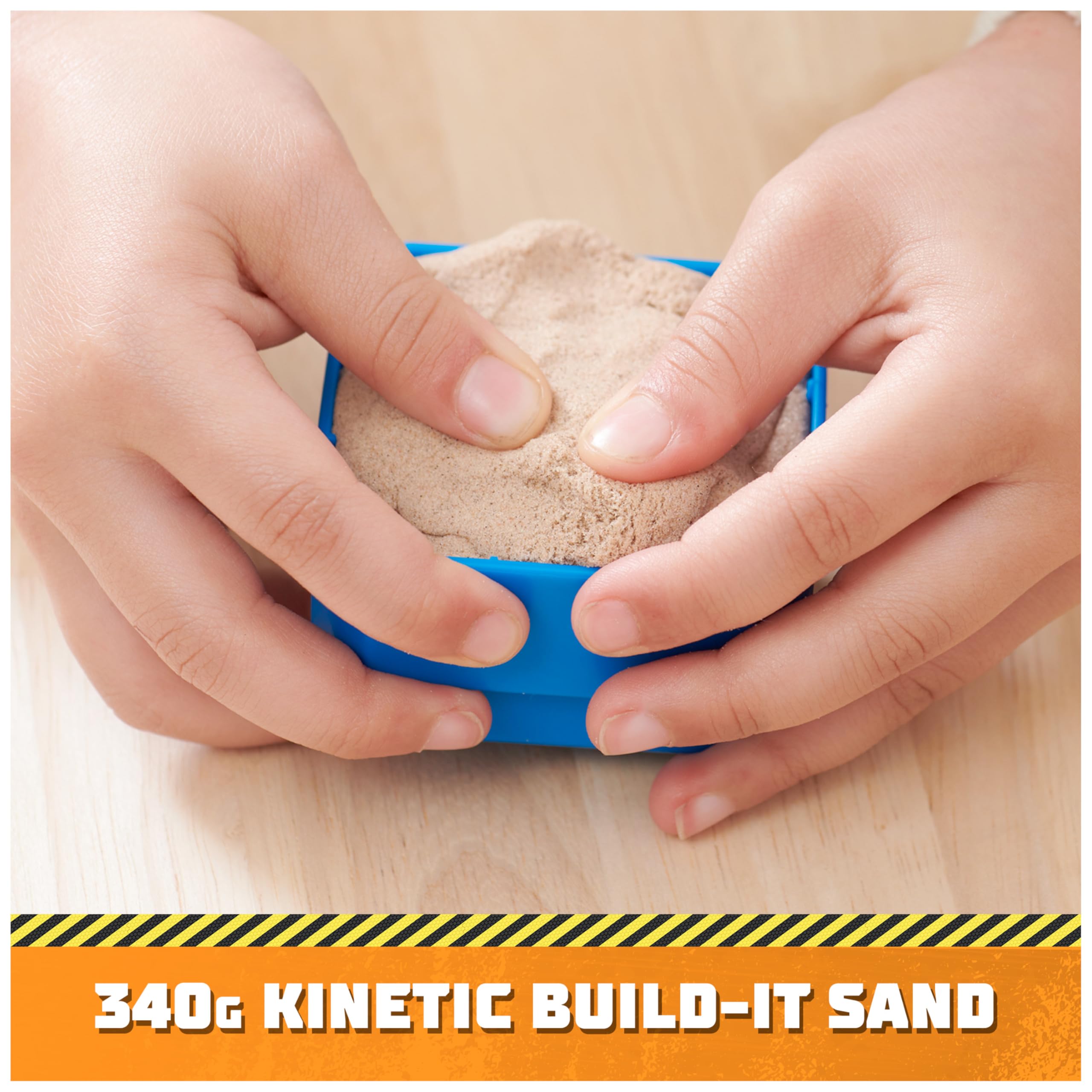 Rubble & Crew - Kran-Spielset Baupfoten Hof 68 cm, mit Rubble-Figur, Planierraupen-Fahrzeug und 340 g Build-it Kinetic Sand, Licht und Sound, ab 3 Jahren 6