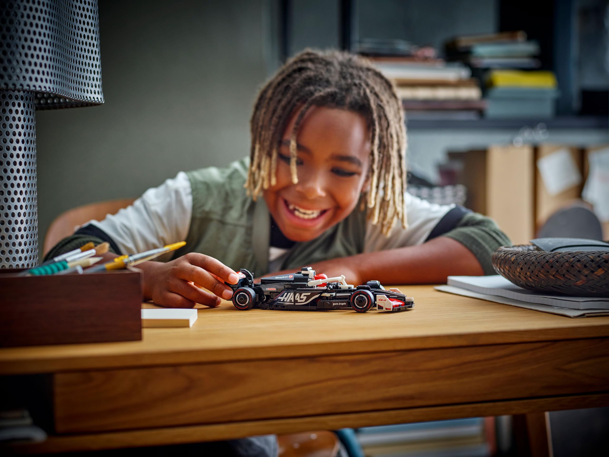 LEGO Speed Champions MoneyGram Haas F1 Team VF-24 Rennauto - Spielzeug mit Formel 1 Minifigur zum Sammeln - Modell und Geschenk für Jungen & Mädchen ab 10 Jahren und Erwachsene Motorsport Fans 77250 2