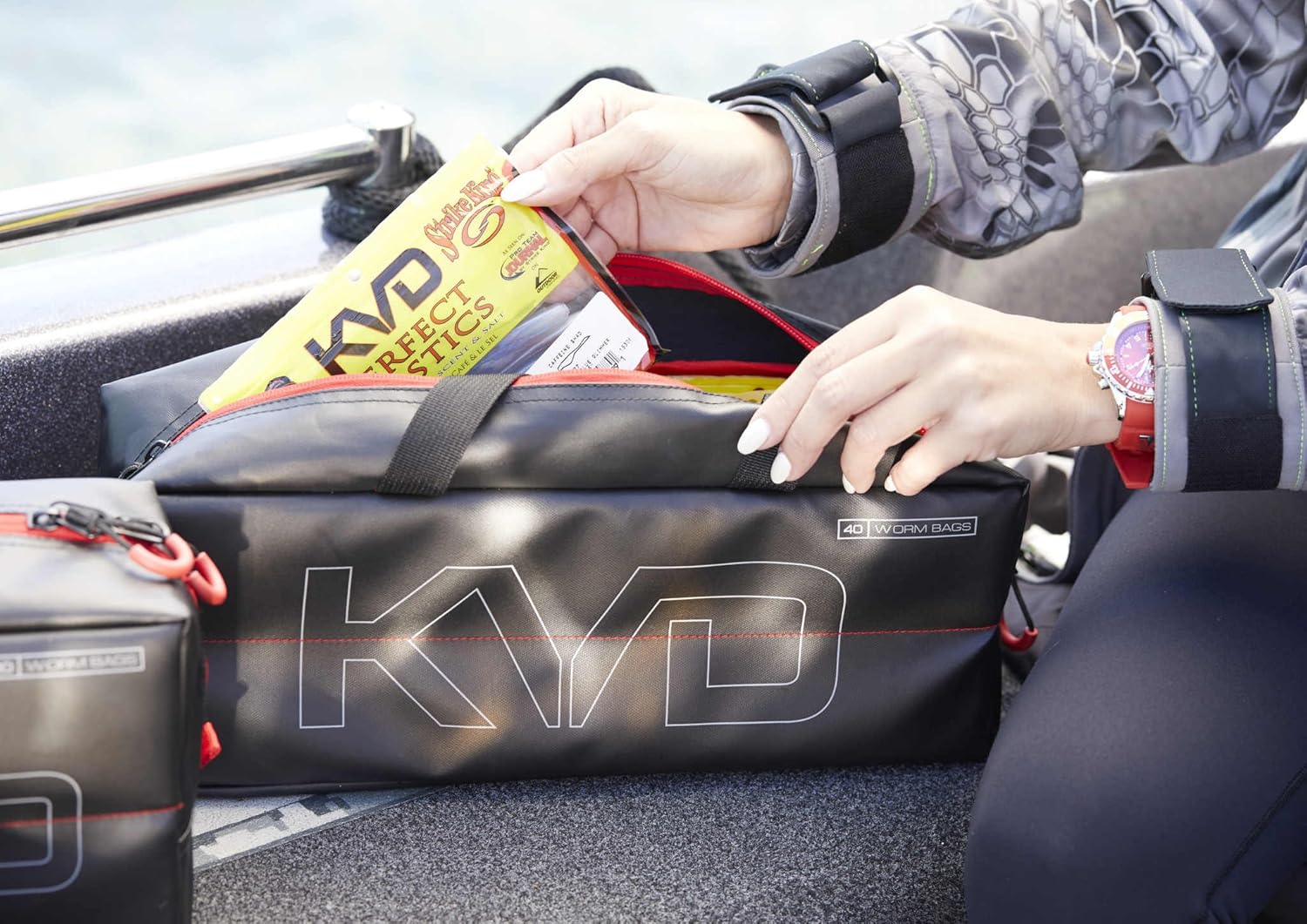 Plano KVD Worm Speedbag, Premium Tackle Organization (holds 40 worm bags), Black/Grey/Red, Large : Sports & Outdoors