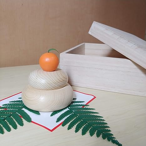Amazon 国産 木製鏡餅 桐箱付6点セット 台座ナチュラルブラウン ナラ材 置物 オブジェ オンライン通販
