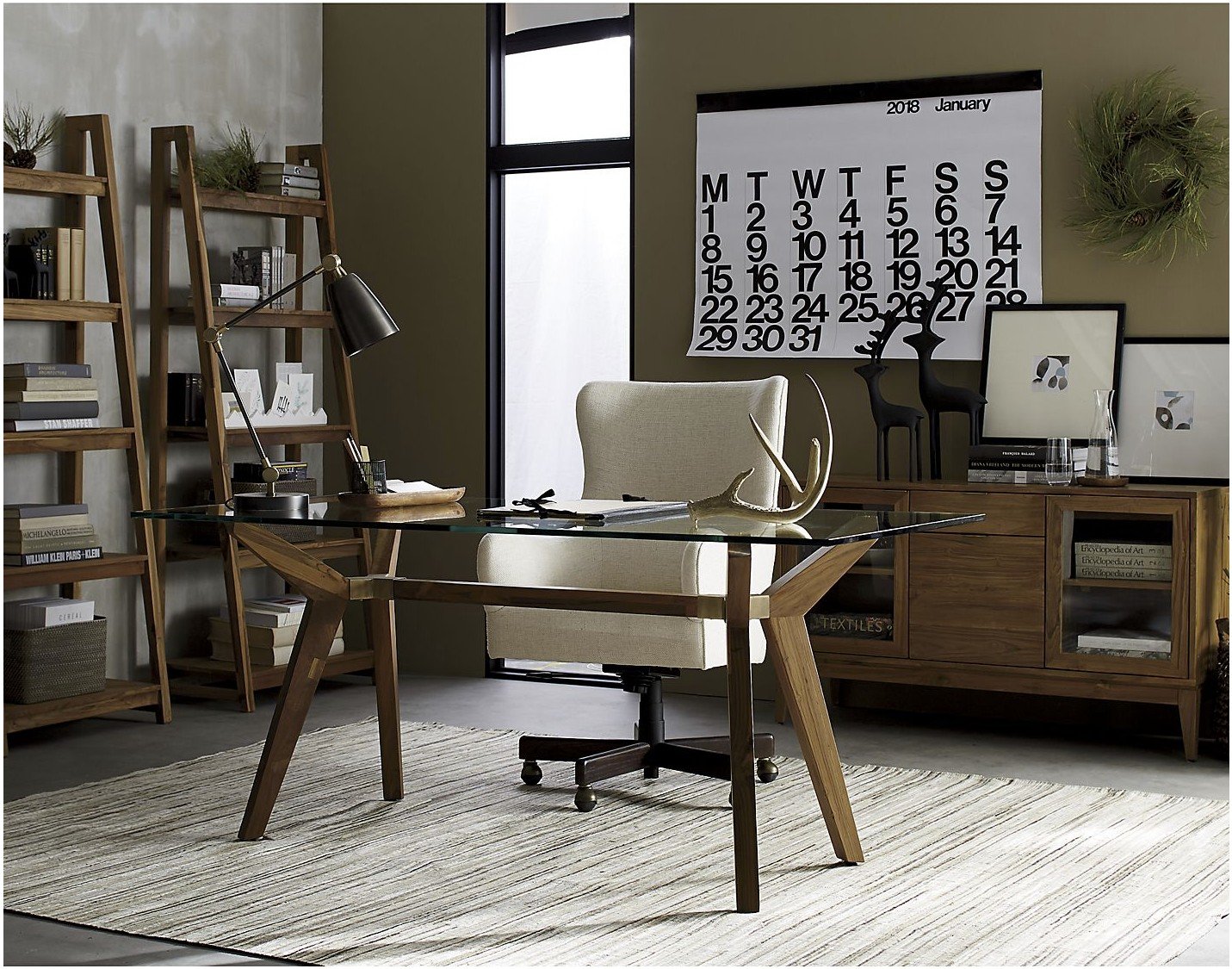 Espacio grande de oficina con muebles tipo mid century y modernos. Se ve el 2018 Stending Wall Calendar de Massimo Vignelli en la pared del fondo justo arriba de un mueble tipo credenza.