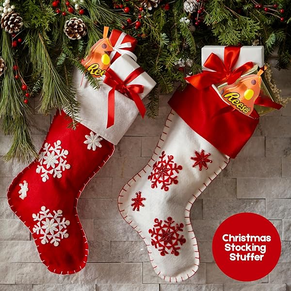 GALERIE REESE’S 2024 CHRISTMAS STOCKING STUFFER, TREE SHAPED TIN ORNAMENT FILLED WITH INDIVIDUALLY WRAPPED CHOCOLATE PEANUT BUTTER CUPS, .9 OUNCES