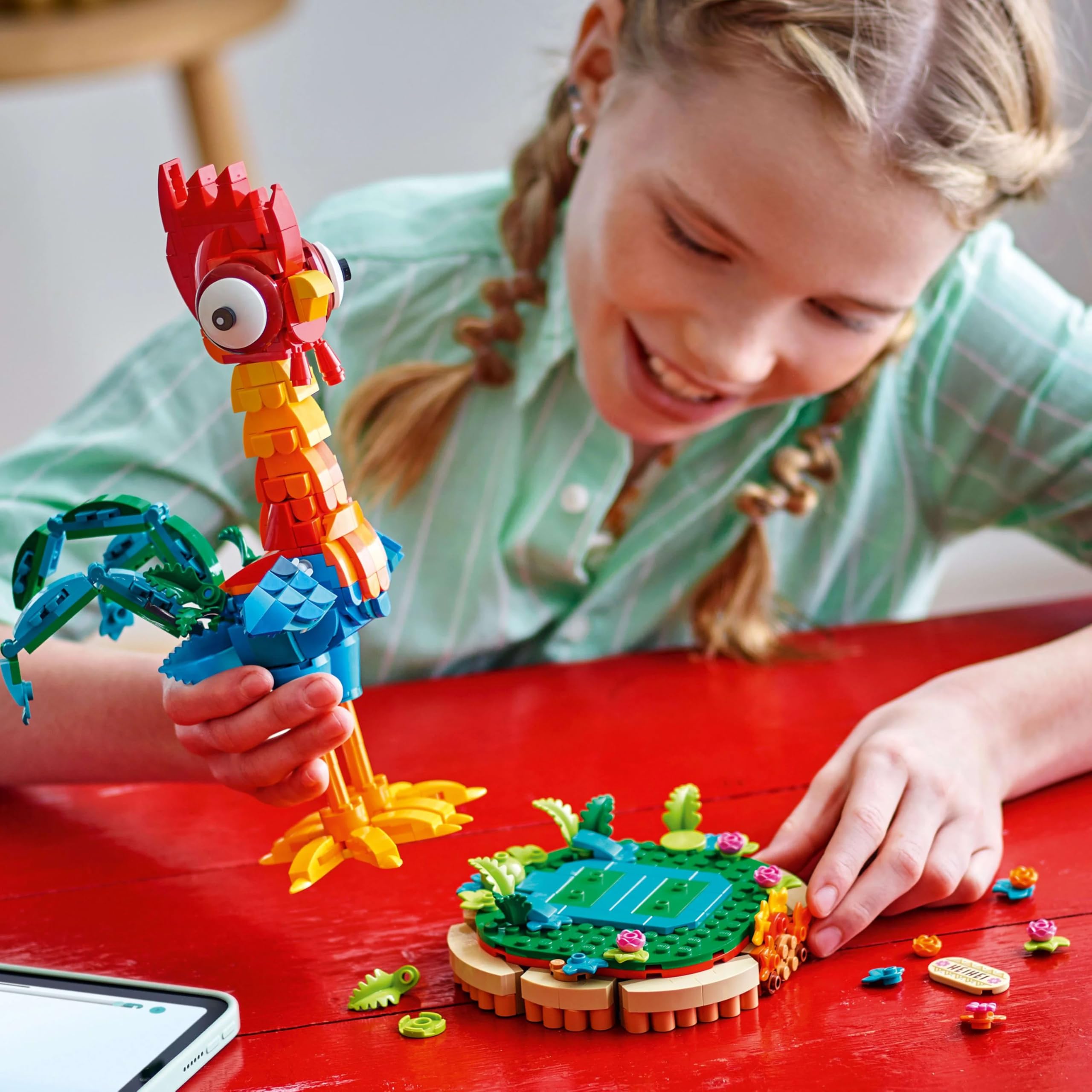 LEGO ǀ Disney Vaiana 2: Heihei Spielzeug - Tierfigur zum Spielen & Ausstellen mit drehbarem Kopf, beweglichen Flügeln & Schwanzfedern sowie Ständer - Geschenk für Mädchen ab 9 Jahren - 43272 2