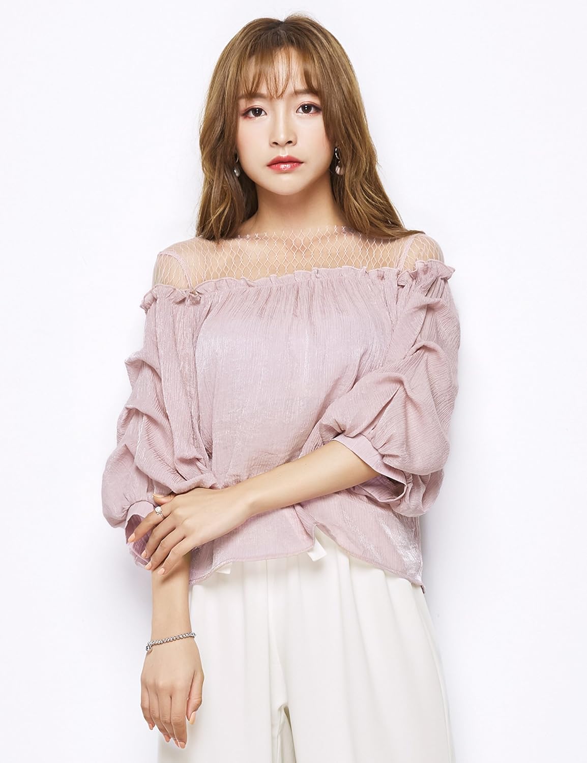 ピンクのブラウスの可愛いコーデ 人気アイテムでおしゃれに