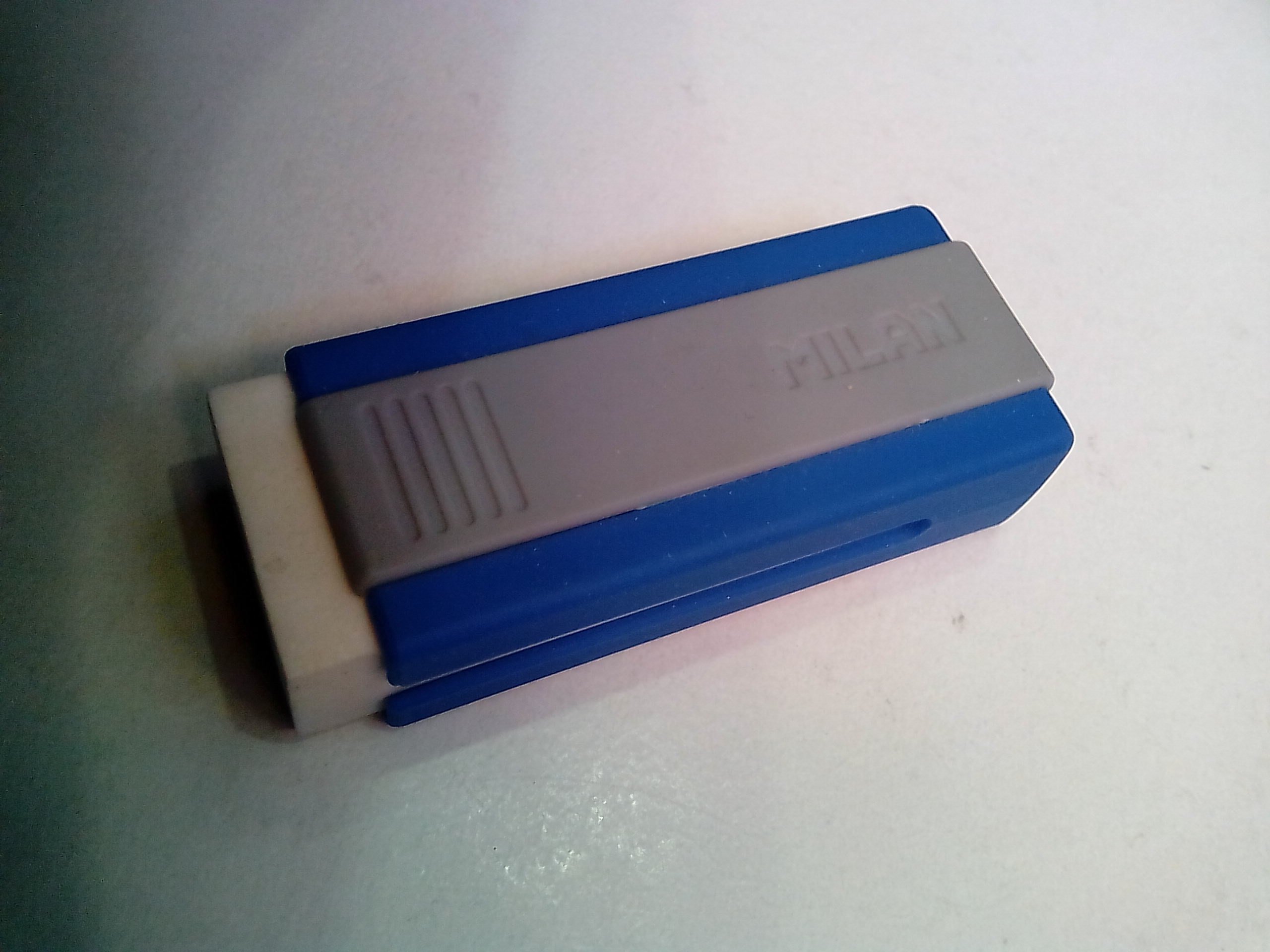 A.C. Milan Caja 20 gomas de plástico con funda protectora Office 1320, White