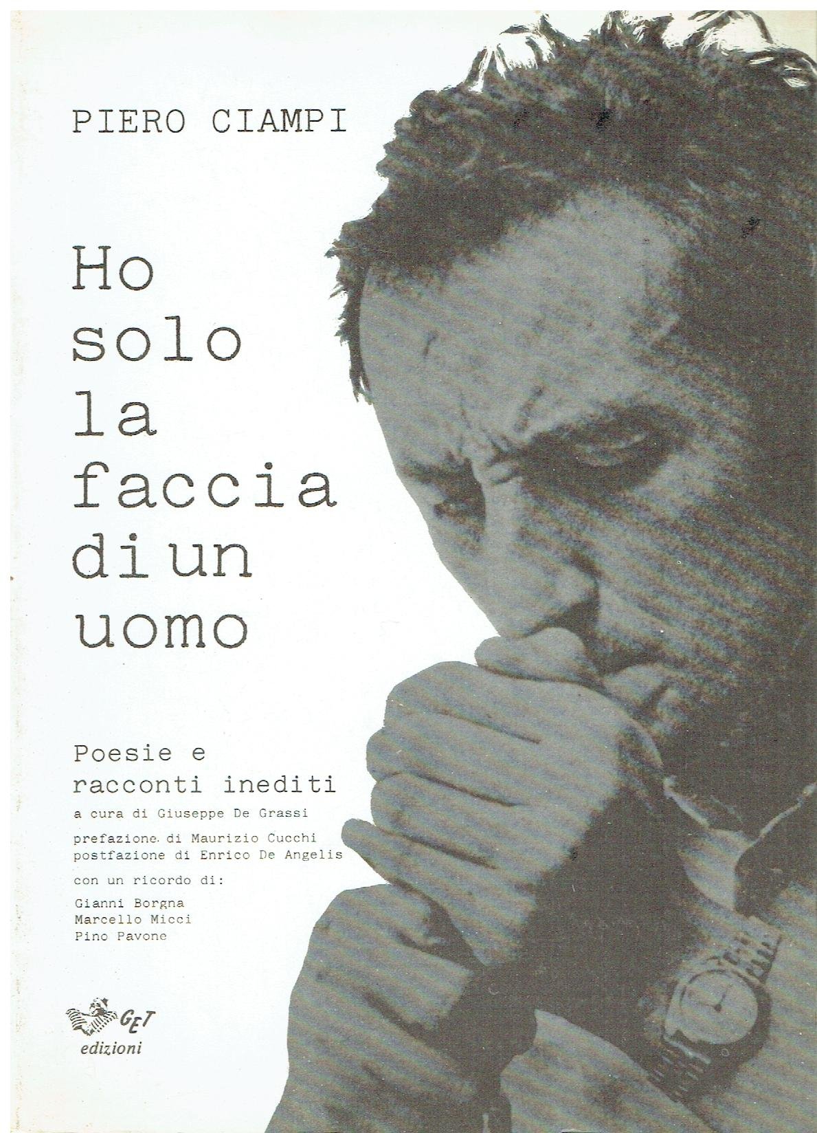 Un Uomo Solo Su Una Spiaggia Di Fronte Al Mare Foto Stock Alamy