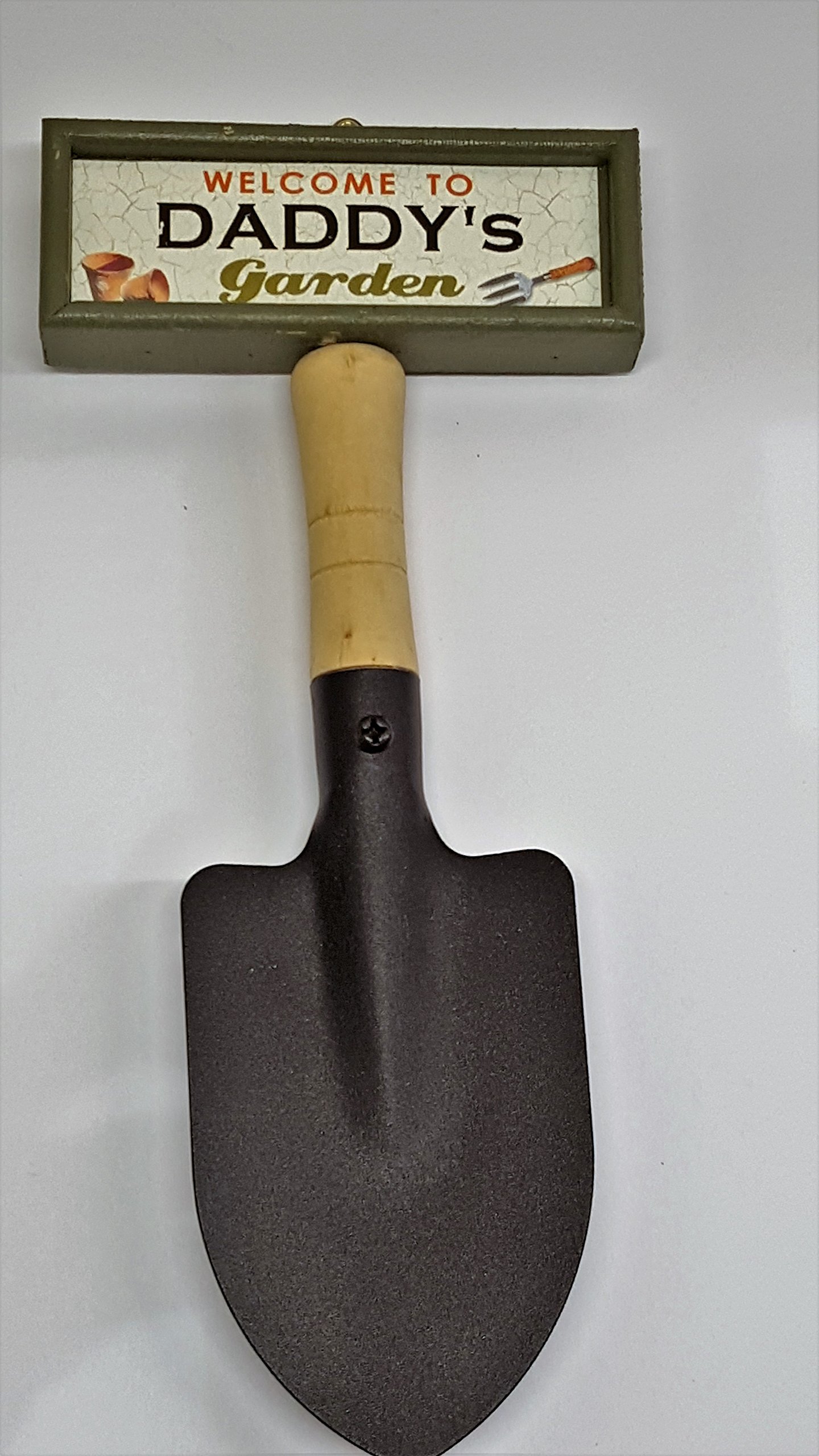 "Welcome to Daddy's garden" hanging shovel sign