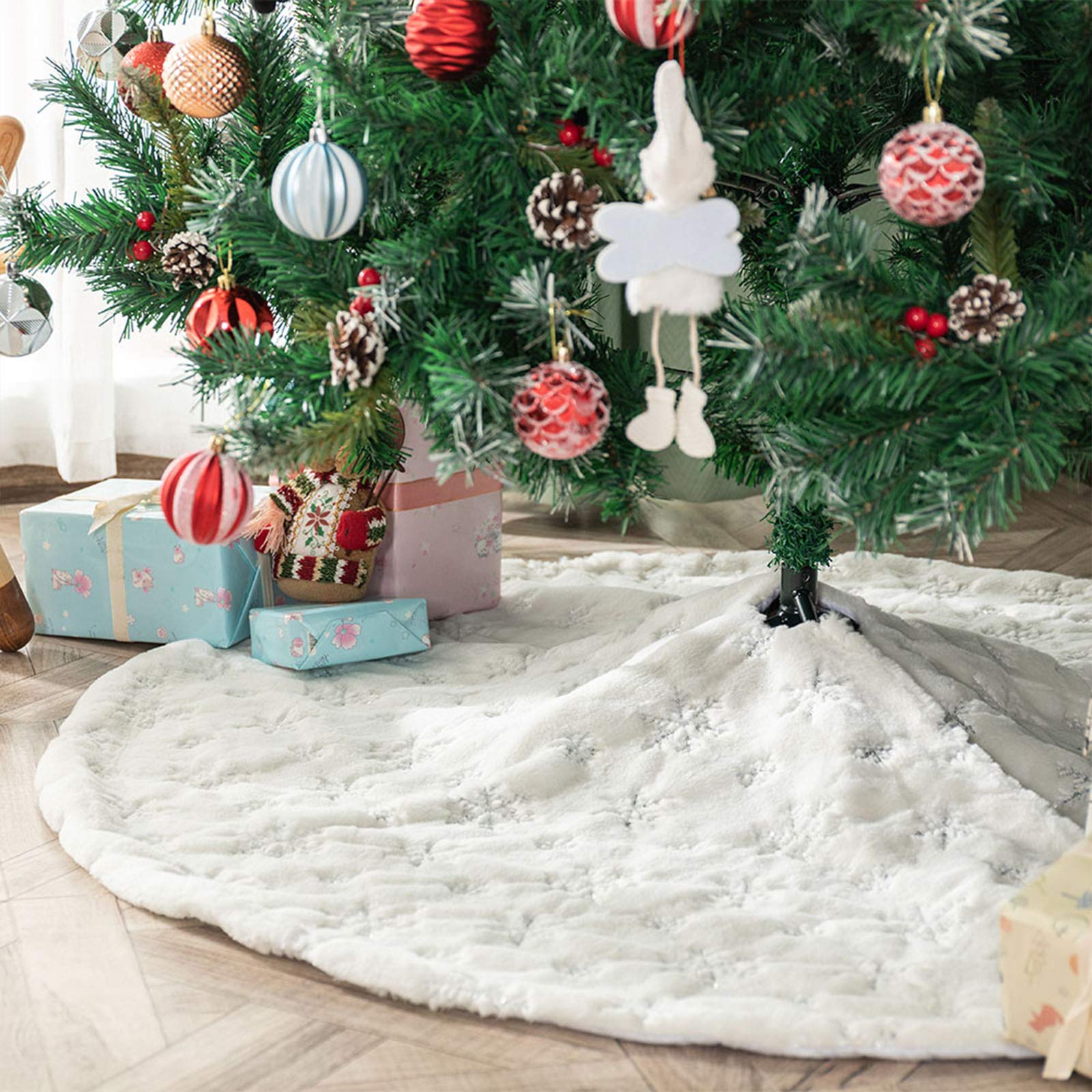 Deggodech 122cm White Plush Christmas Tree Skirt with Embroidered Sequin Snowflake Snow Faux Fur Xmas Tree Skirt Base Cover for Christmas Holiday Home Decorations (Silver, 48inches)